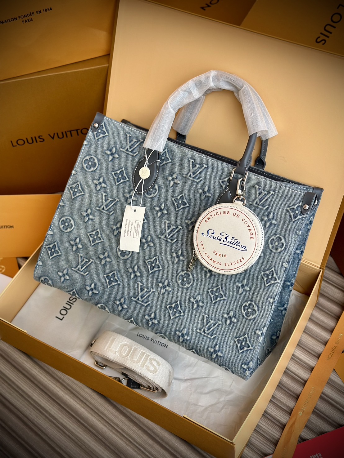 LV Onthego Denim Vintage Tote Bag กระเป๋าทรงโท้ทเดนิมสไตล์วินเทจ รุ่นใหม่ปั้มลายโมโนแกรมบนเดนิมสุดไอคอนิก ที่ใครเห็นต้องเป็นคลั่งรัก ผู้ดี หรูหราได้ทุกลุค ทุกสไตล์