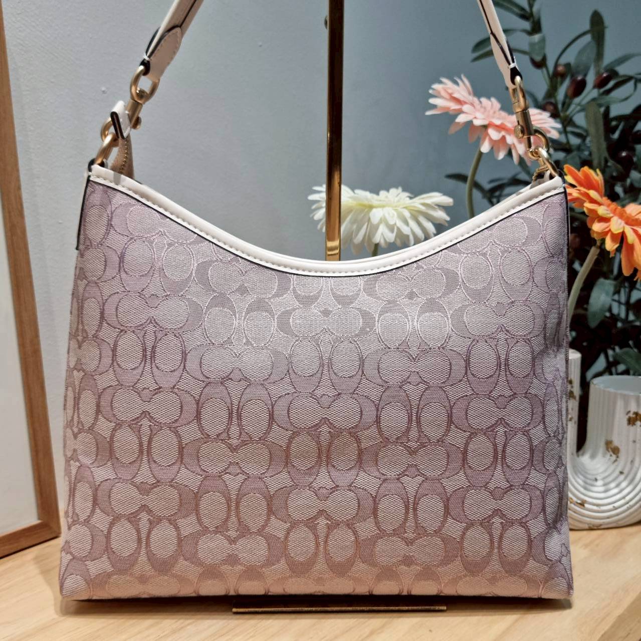 ORI หนังแท้ | Coach Laurel Signature shoulder bag กระเป๋าสะพายทรงโท้ท มาใหม่ในโทนสีน่ารักสุดจะคิวท์ มีให้ทั้งสายคล้องไหล่ และสายสะพายข้าง ใช้แมทช์ได้กับทุกลุคทุกสไตล์ ภายในเป็นช่องโล่ง มีซิปและช่องย่อย จุของได้เยอะกว่าที่เห็นมากๆ