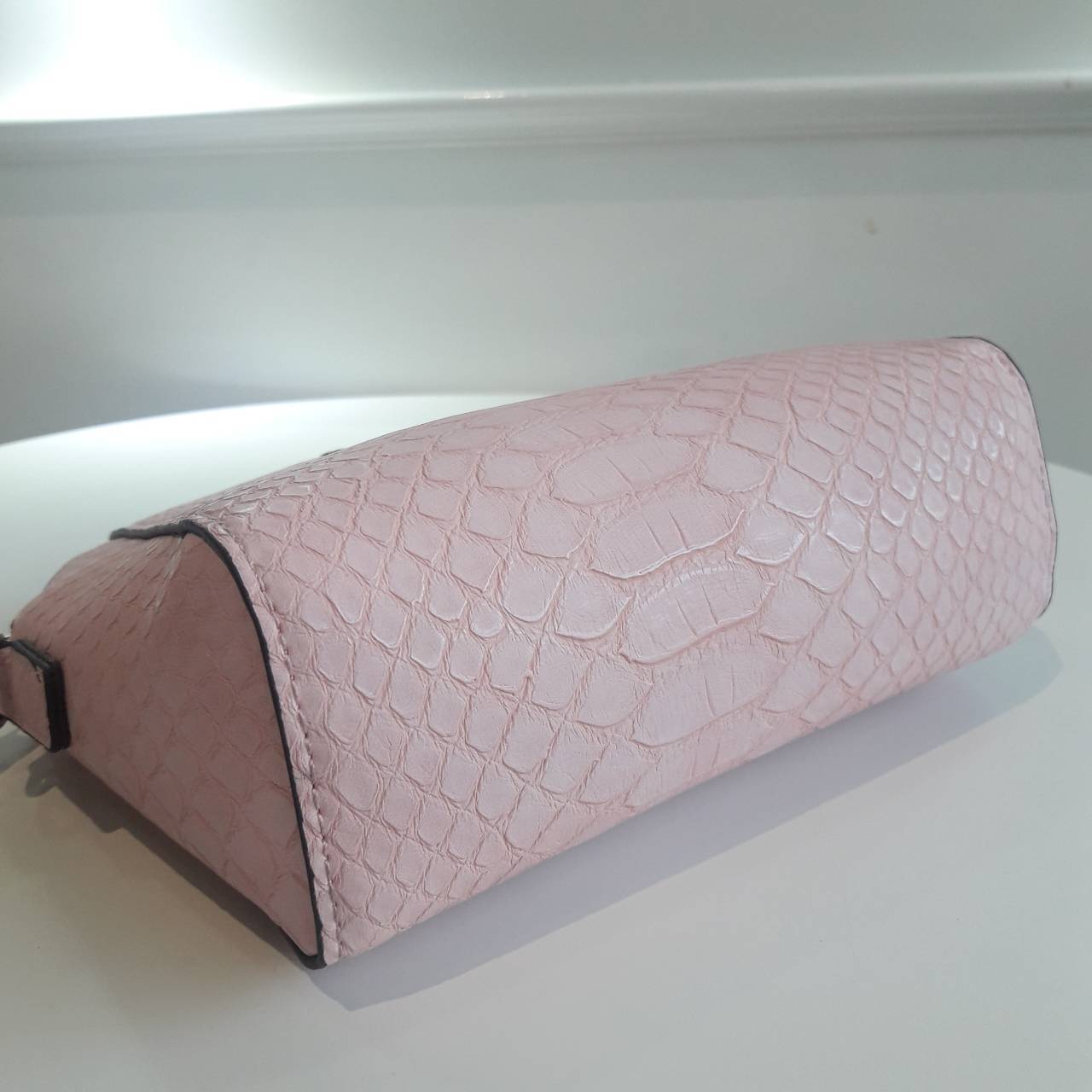 New arrival! กระเป๋าสะพายข้าง หนังจระเข้ ขนาดกระทัดรัด ยี่ห้อ Guess มาพร้อมกับสายหนัง และพื้นที่เก็บของอย่างจุใจ ด้วยดีไซน์เรียบหรูทำให้เข้ากับชุดได้หลากหลายสไตล์ กระเป๋าสะพาย GUESS ผลิตจาก PU แบบนิ่ม เปิด-ปิดด้วยซิป เพิ่มความหรู โดดเด่นด้วย ตกแต่งดีเทลโล