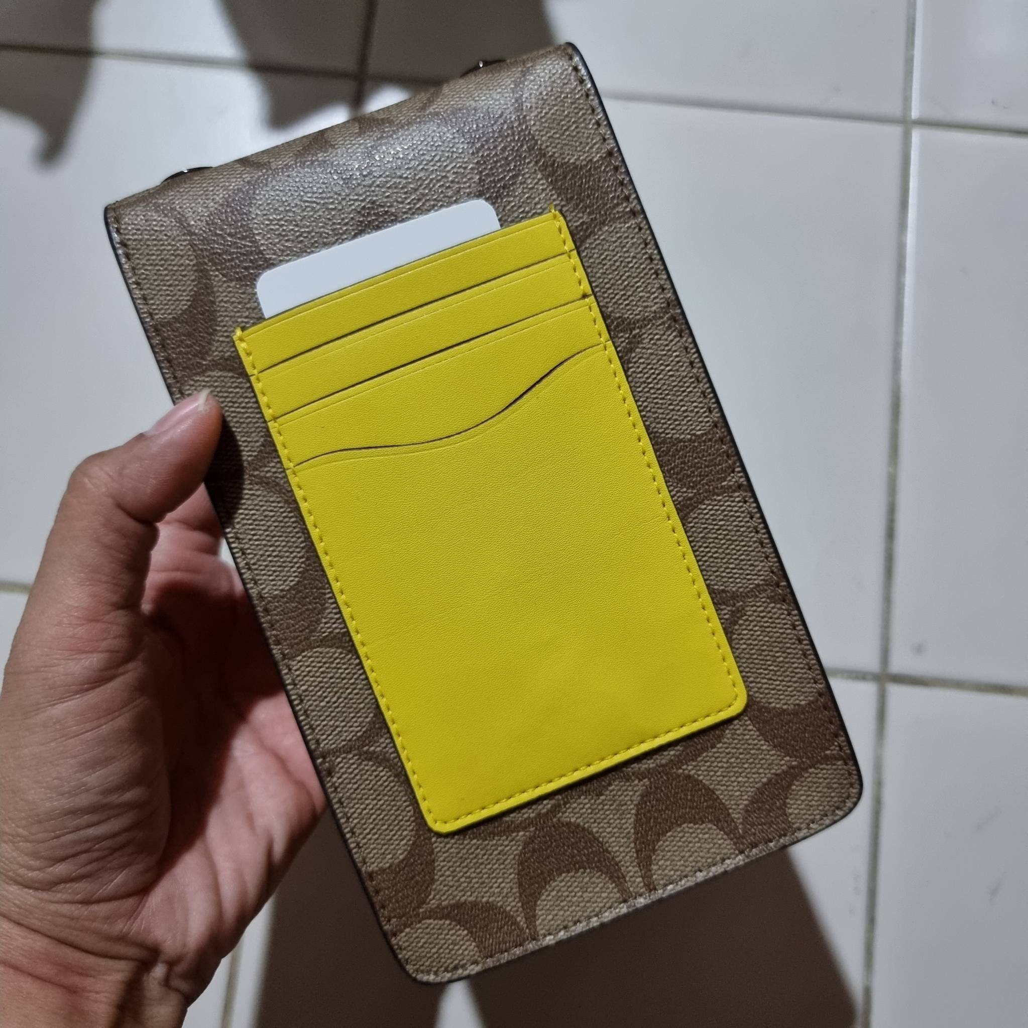 COACH F73486 NORTH/SOUTH PHONE CROSSBODY IN SIGNATURE CANVAS WITH FRUIT 🍒🍓🍋 แจกความสดใสกันอีกครั้ง!! กับกระเป๋าสะพายเอนกประสงค์ Case phone ใส่โทรศัพท์มือถือได้ทุกรุ่น ดีไซน์ลายผลไม้ฉ่ำๆ สวยมีเสน่ห์ 💖 วัสดุหนังแคนวาสคุณภาพ ฝ