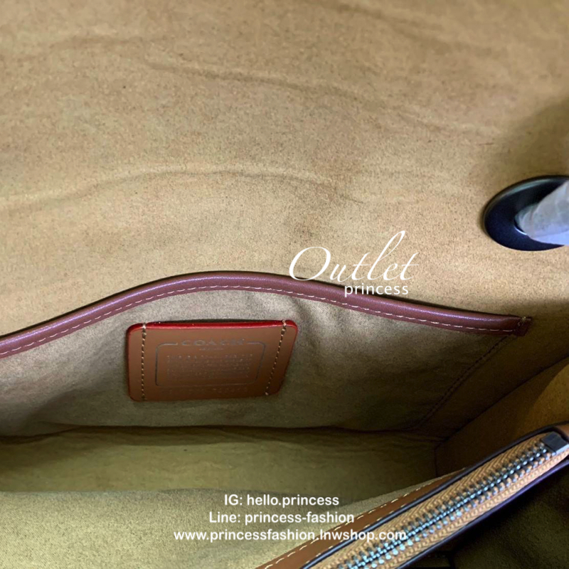 COACH PARKER SIGNATURE SHOULDER BAG กระเป๋าสะพายข้าง/ crossbody หนังแกะแท้ น้ำหนักเบา สวยหรู เปิดปิดกระเป๋าแบบหมุนล็อค อะไหล่รูปเป็นดอกคามิเลีย ภายในกระเป๋ากว้าง แบ่ง 2 ช่องหลัก ช่องซิปคั่นกลางเป็นสัดส่วน ใส่ wallet ยาว ของส่วนตัวใช้ได้ บุหนังกลับผสมกำมะห