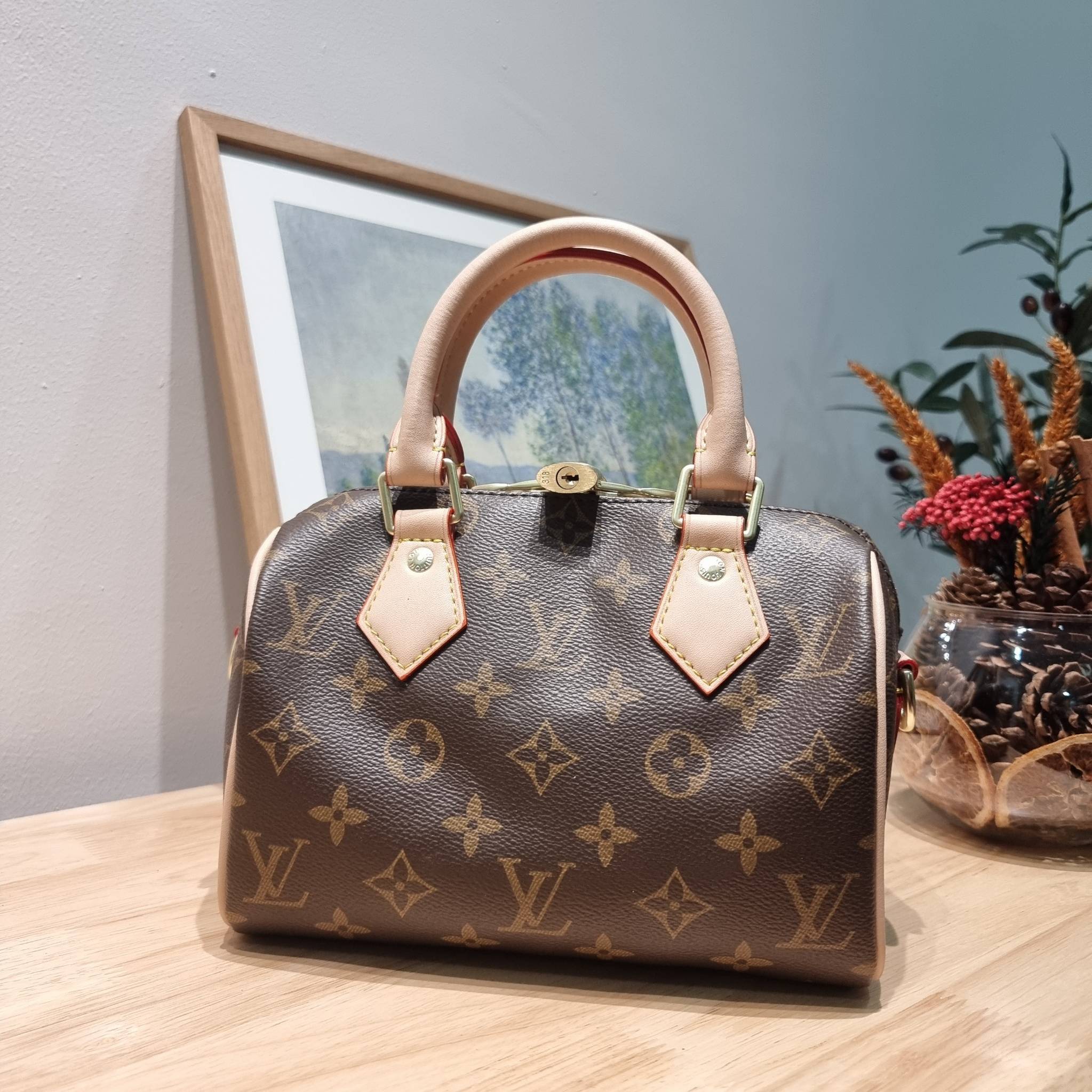 Set 3 ใบ LV Speedy Bandoulière 20 New in!! กับ box set ชวนสะสม ที่จับเอารุ่นยอดฮิต มามิกซ์รวมกับไอเท็มสุดคุ้มของมันต้องมี!! จัดเรียงให้อยู่ในกล่องสุดหรู ไม่ว่าจะตัวกระเป๋า กระเป๋าสตางค์ กระเป๋าจิ๋ว ใบไหนๆก็นำมาใช้งานได้จริง คุ้มค่ามากๆ แถมฟรี! ริบบิ้นลายล