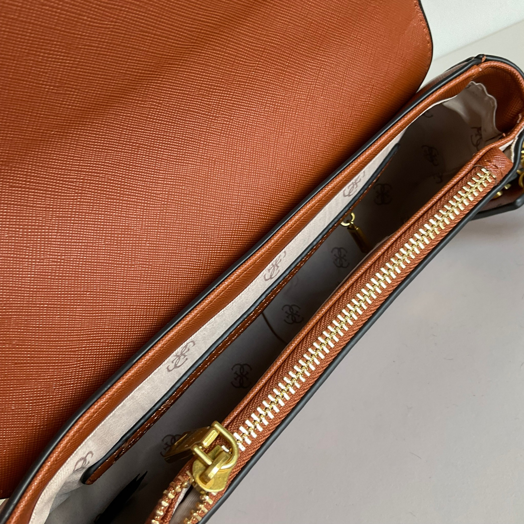 GUESS COLDELIA LOGO FLAP BAG กระเป๋าสะพายไหล่ หนังสวยหรู พิมพ์ลาย อะไหล่ทอง เปิดปิดด้วยกระดุมแม่เหล็ก มีช่องเล็กด้านหน้าหนึ่งช่อง ด้านในใส่กระเป๋าสตางค์ยาว มือถือได้ทุกรุ่น พร้อมช่องซิปแยกให้ มาพร้อมสายสะพายไหล่ปรับและถอดได้ ไอเท็มล่าสุดใบนี้ต้องมีนะคะ