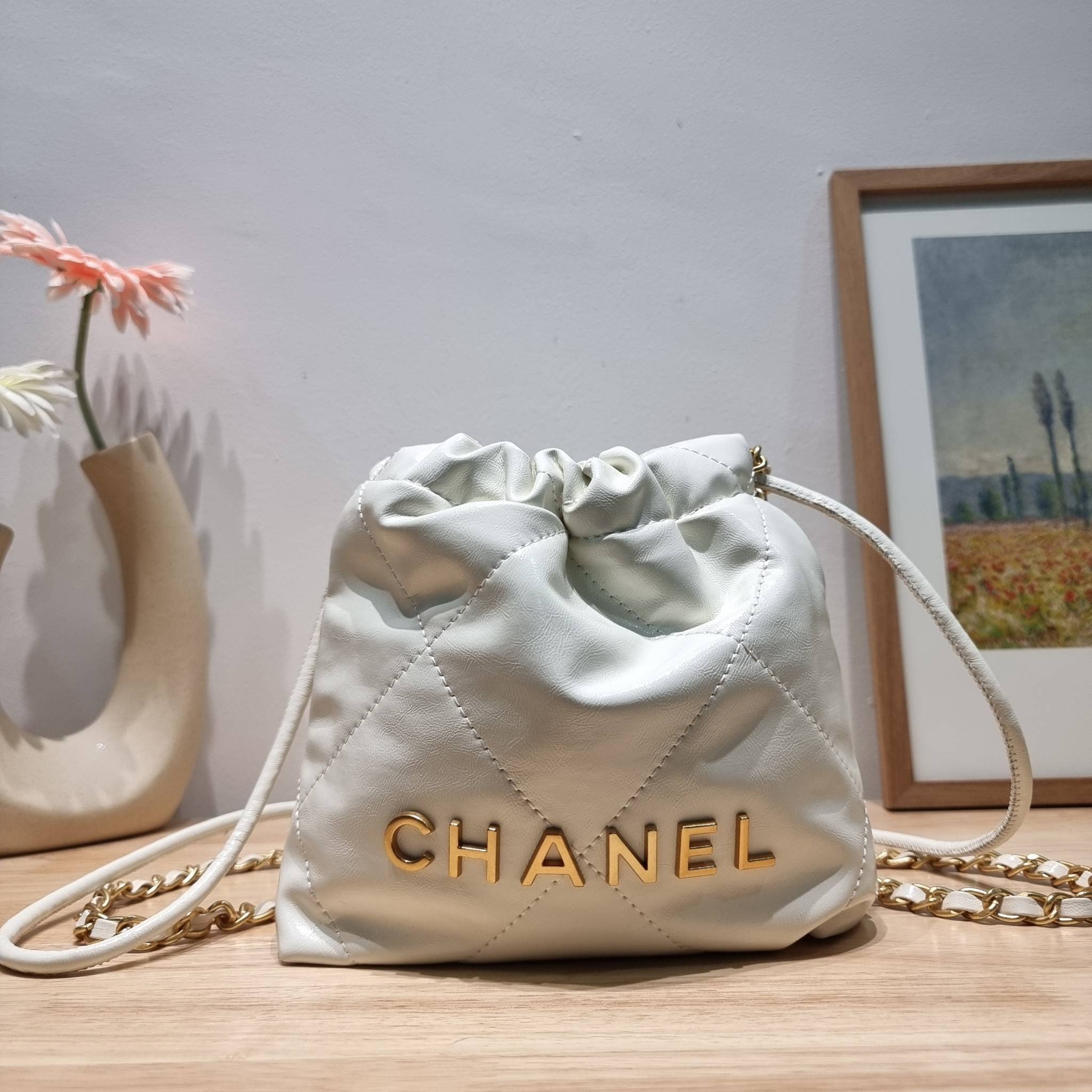 Chanel 22 mini bag / CHANEL 22 MINI HANDBAG พร้อมส่ง 4 สี กระเป๋าสะพาย ดีไซน์เรียบหรู โดดเด่นจากสายสะพายโซ่สีทอง และเหรียญโลโก้ ใช้ได้ง่ายๆไปเลยทุกโอกาส