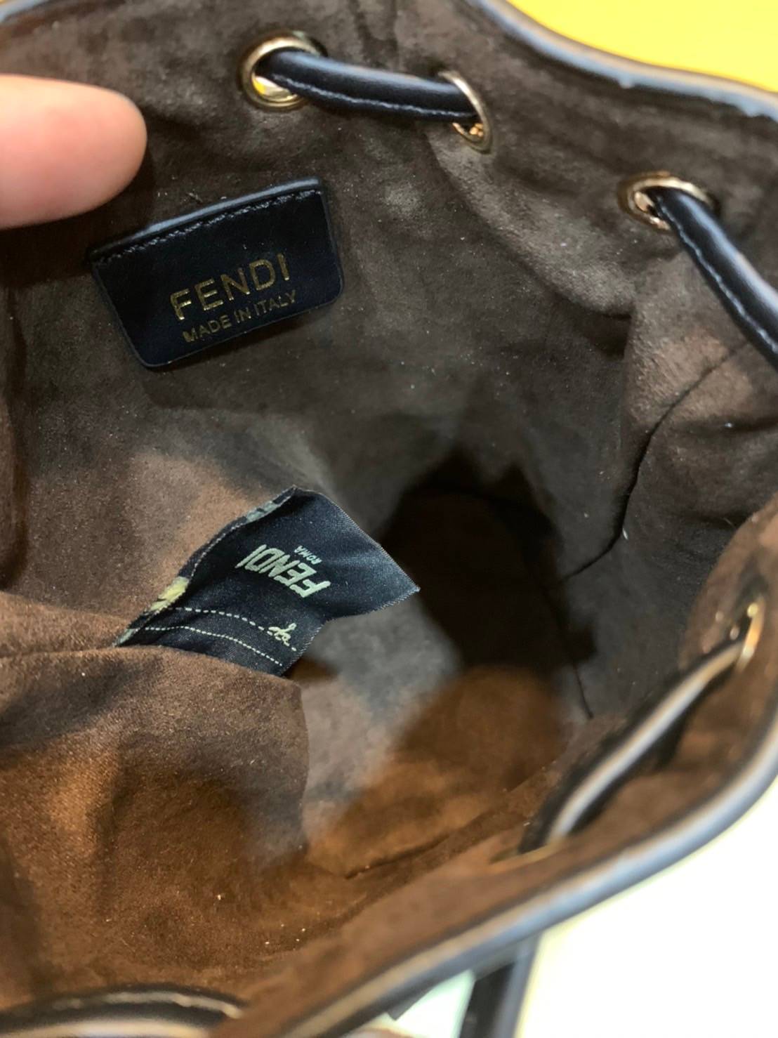 FENDI MON TRESOR Brown leather mini-bag กระเป๋าถือหรือสะพายไหล่ทรงขนมจีบสุดคลาสสิก วัสดุหนังแท้อย่างดี ลวดลายเอกลักษณ์ตามแบบฉบับแบรนด์ สวยหรู ดูแพง คุณนายสุดไปเลยค่า ถือแล้วสวยมากๆ จุของได้กำลังดี ทรงนี้ต้องมีติดตู้ไว้สักใบนะคะ!