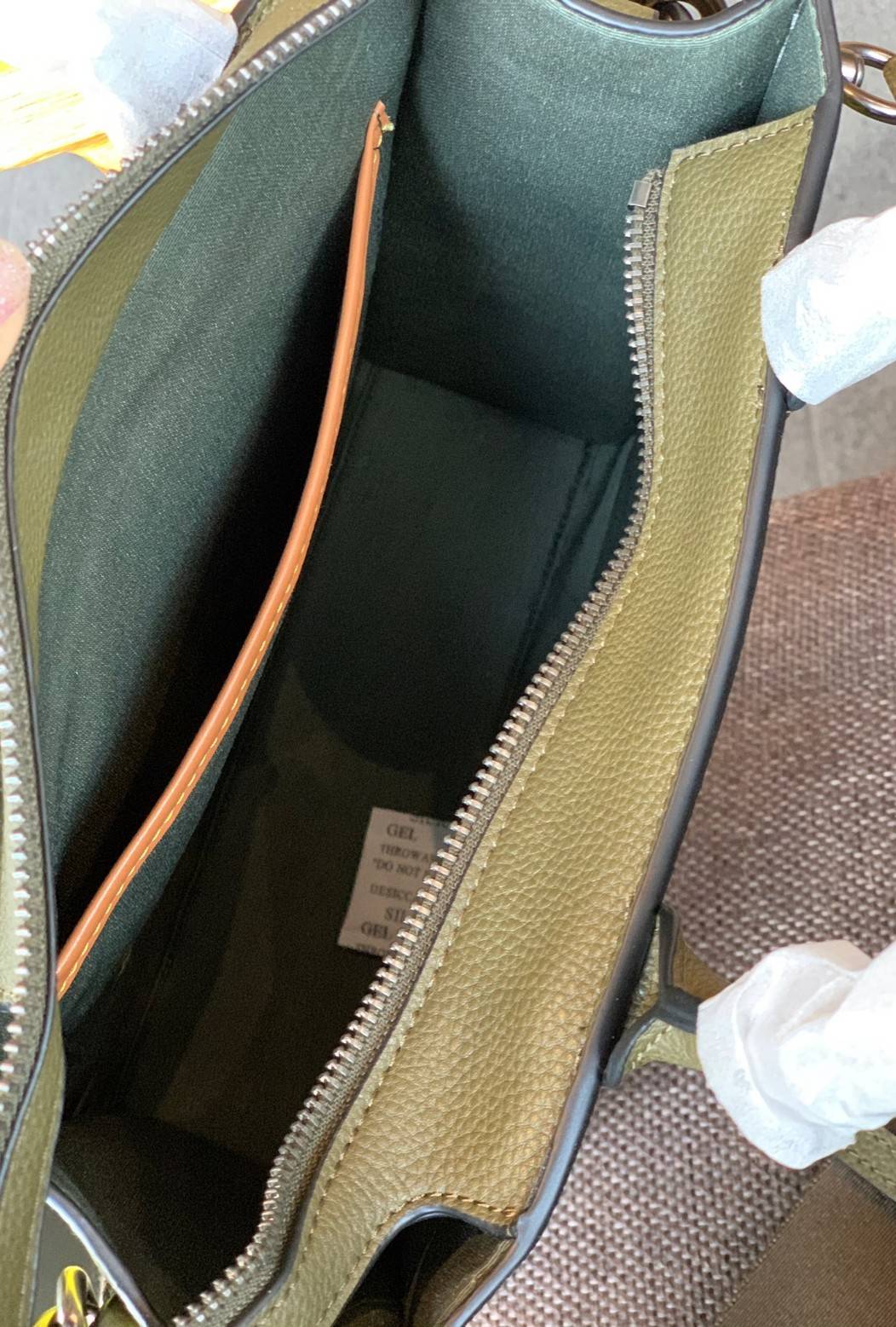 COACH COLORFUL GOTHAM TOTE SIGNATURE ((CA814)) รุ่นนี้ใช้ได้ทั้งผู้ชายและผู้หญิง ขนาดกลางๆกำลังสวยเลยค่ะ ใหม่ล่าสุด ก่อนใคร! กับกระเป๋าที่รังสรรค์สีออกมาได้สดใส เรียกได้ว่าจัดเต็มในเรื่องสีมีเดียวค่ะ หนังแท้ ลายหนังสวย บวกกับโลโก้แบรนด์ทั้งใบที่ลงลายสีได้