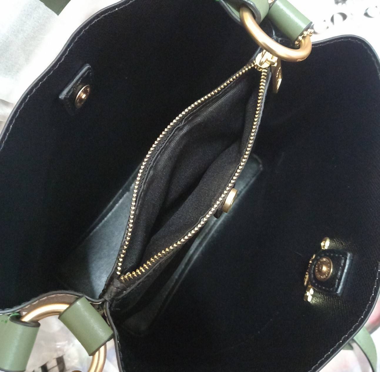 ใบใหญ่ 10" COACH TOWN BUCKET BAG IN SIGNATURE CANVAS (COACH 91512) 🌺 เป็นสีที่ขายดีมากๆ และหายากมากๆด้วย!! //ขนาด 10 นิ้ว ใส่ของได้จุใจ!! //กระเป๋าสะพายข้าง //วัสดุหนังแคนวาสอย่างดี หนังสวย อยู่ทรง มีสายสะพายยาว ใช้สะพายเป็นคลอสบอดี้ได้ สายยา