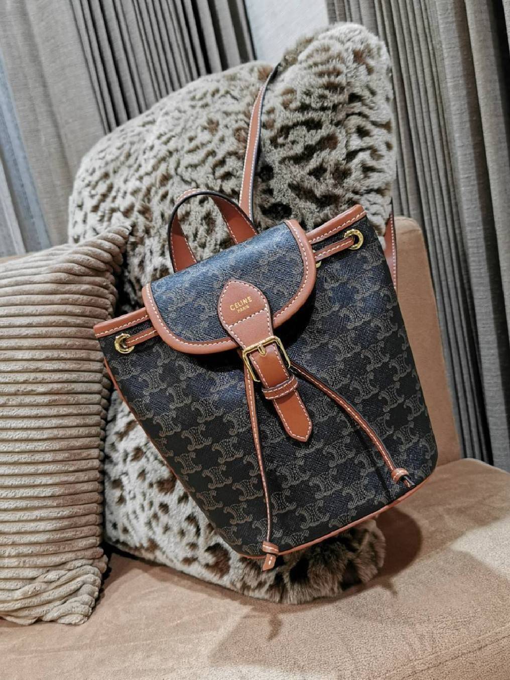 VIP 】CELINE MINI RUCKSACK VIP GIFT WITH PURCHASE (GWP) พรีเมี่ยมกิ๊ฟ Limited Edition จาก CELINE HAUTE PARFUME DUTYFREE COUNTER วัสดุ COATED CANVAS หนังสวยหรูอยู่ทรงกันน้ำเปิดปิดด้วยฝาปิด Belt มีโลโก้แบรนด์และสายรัด Drawstring ภายในโล่งสามารถใส่กระเป๋าสตาง