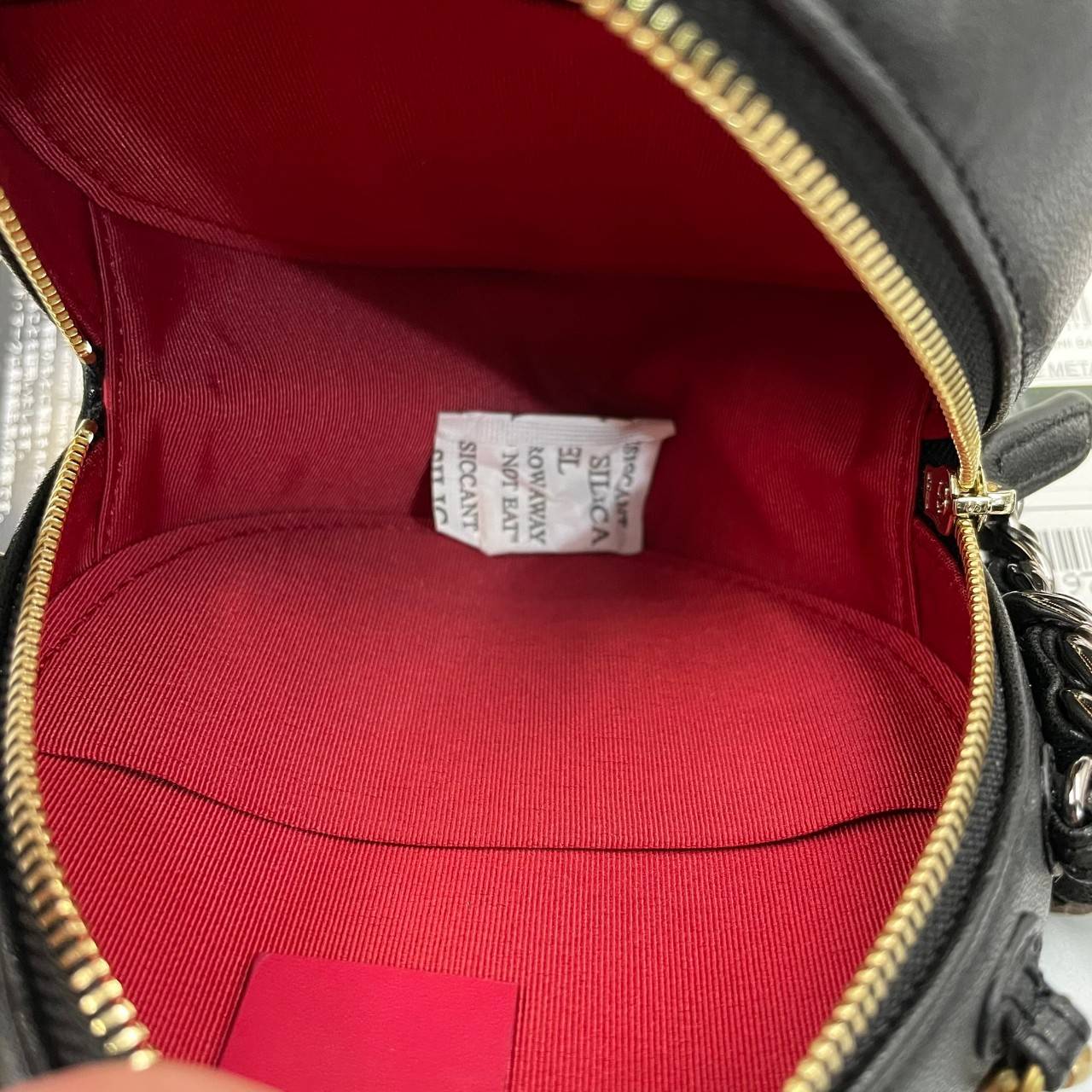 พรีเมี่ยมกิ๊ฟแท้ 100% 】CHANEL CLASSIC CLUTCH CHAIN BAG (GWP) รุ่นนี้มีความพิเศษไฮคลาสมากๆ หนังแท้ สายโซ่เงินทองสลับสี งานสวยเนี๊ยบมากๆ หนังมีความวาวเมทัลลิกทุกสี ให้สัมผัสดีน่ามอง หรูหราระดับเวิลคลาสมากค่ะ เป็นรุ่น World Class for Member Gift คุณภาพเกินรา