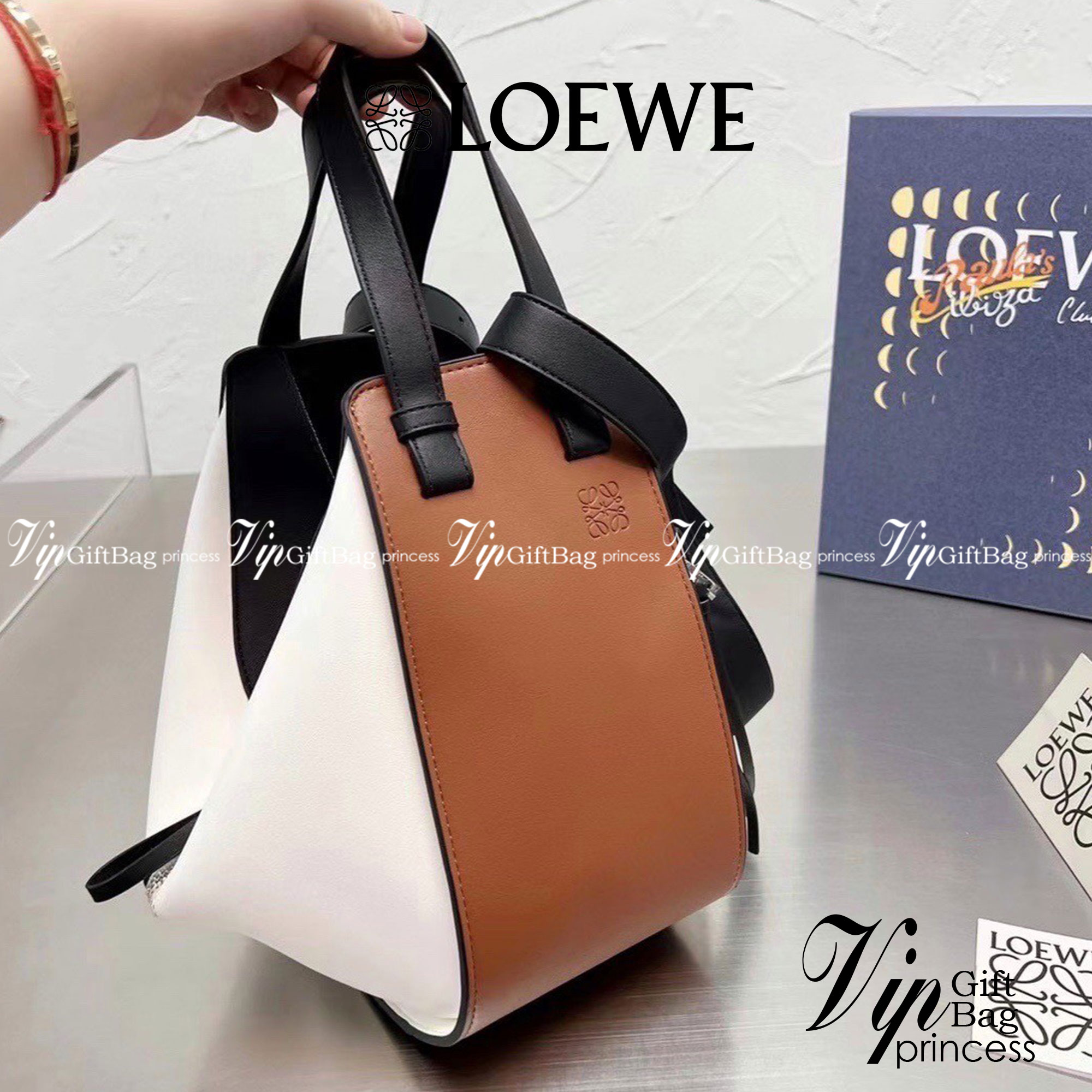 Loewe Hammock Bag / Loewe Small Hammock Leather Bag กระเป๋าถือหรือสะพาย รุ่น Rare items สุดๆ หนังสวยดีไซน์มีเอกลักษณ์ ใบขนาดกำลังดี น้ำหนักเบา สามารถปรับได้หลายทรง ด้านข้างมีซิปปรับขยายได้ ภายในโล่งกว้าง ใส่กระเป๋าสตางค์ กล้อง มือถือ ของใช้ได้เยอะ หูหิ้วห