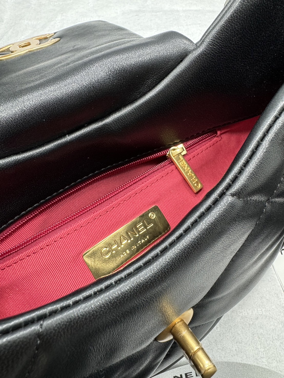 CHANEL 19 Hobo Bag Black Mixed Metal Hardware กระเป๋าสะพายหนังแท้ เกรดออริ ท็อป สลับแท้ 1:1 ผ่านทุก ตม ใช้งานต่างประเทศได้