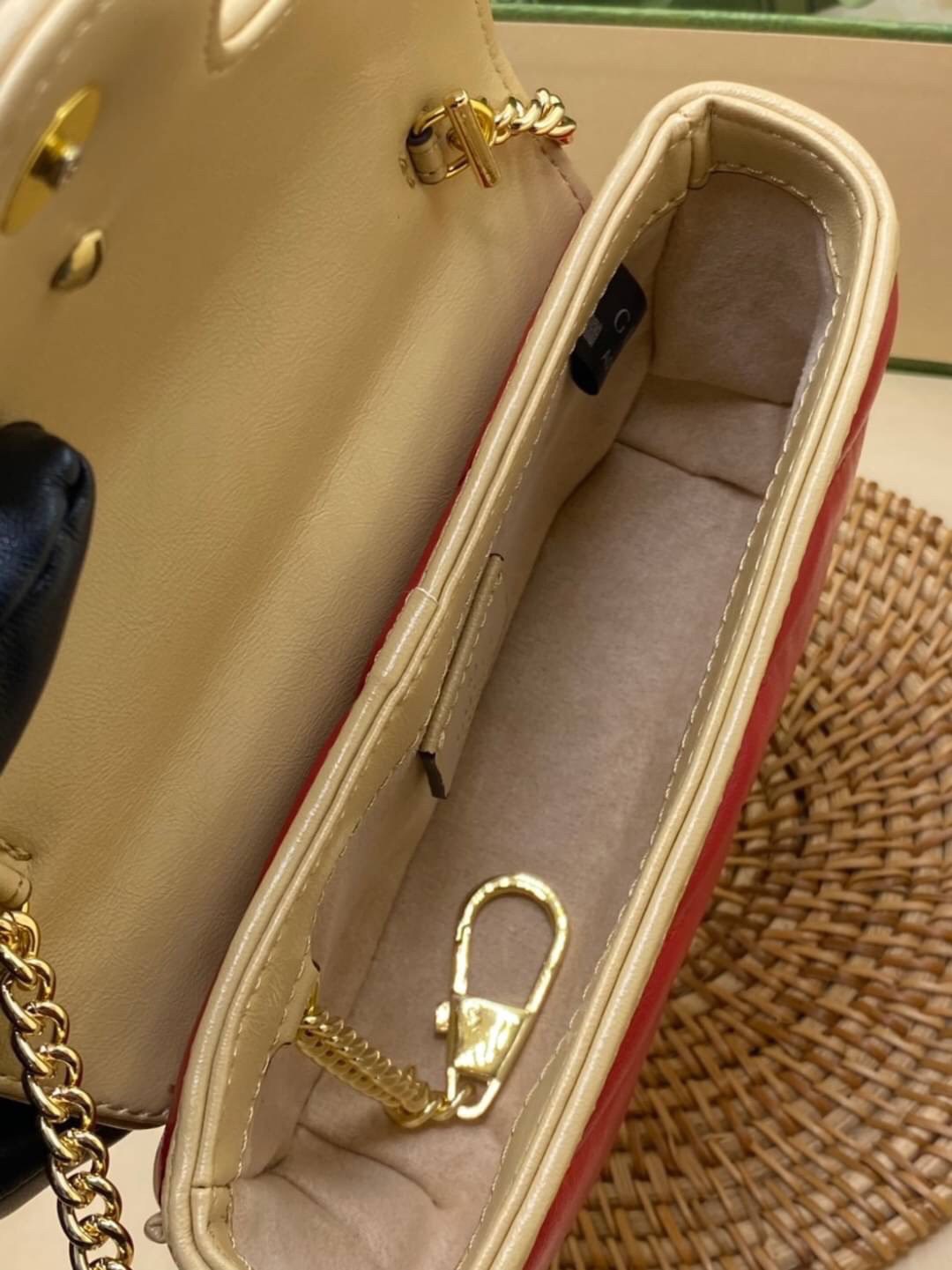 หนังแท้ VIP GIFT 】GUCCI GG Marmont super bag [mini & small] กระเป๋าสะพายข้าง โทนสีสดใสเล่นสีทูโทนตัดกันอย่างลงตัว เฟี๊ยดมากค่ะ ไซส์กะทัดรัด พกพาง่าย น้ำหนักเบา ดีไซน์สวย ภายในโล่งกว้าง มาพร้อมสายสะพายโซ่อะไหล่ทองในตัว ปรับใช้ได้ทั้งแบบสะพายเดี่ยว และสะพาย