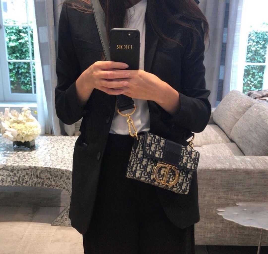 Dior 30 Montaigne Box Bag 7" / DIOR MINI BAG กระเป๋าสะพายดิออร์ เอกลักษณ์ของความหรู ไซส์มินิทรงสี่เหลี่ยมหนังเรียบสวยหรูอยู่ทรงเปิดปิดด้วยฝาปิดโลโก้แบรนด์อะไหล่ทอง ภายในโล่งมีโลโก้สามารถใส่มือถือของใช้จุกจิกได้ สายสะพายหนังยาวถอดได้ปรับระดับได้ สามาร