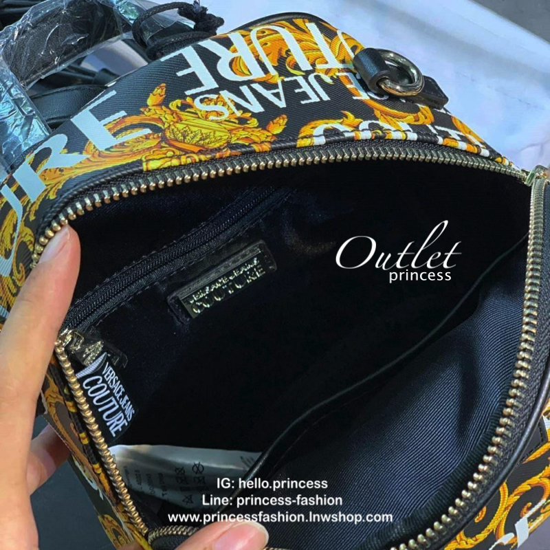 VERSACE JEANS MINI BACKPACK กระเป๋าสะพายเป้จากแบรนด์ดัง วัสดุ Saffiano PVC คุณภาพดี นิ่ม ด้านหน้าประดับด้วยโลโก้แบรนด์สวยโดดเด่น เปิดปิดกระเป๋าด้วยซิปสะดวกใช้ ด้านในโล่งกว้างมีช่องซิปและช่องเล็กสำหรับใส่ของ ด้านหน้ามีช่องซิปอีกหนึ่งช่องใช้งาน รุ่นนี้สามาร