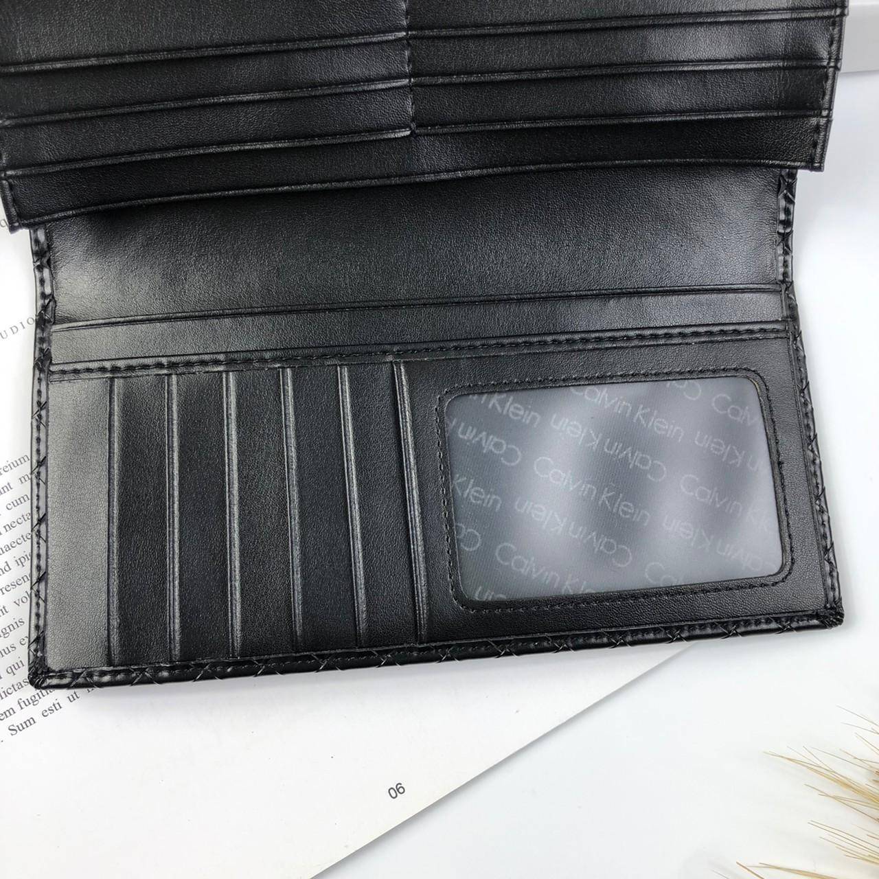 ของแท้ 💯% 】Calvin Klein Secretary with Interior Zipper กระเป๋าสตางค์ใบยาว ลายสานรอบใบ ภายในมีช่องใส่ธนบัตร ช่องใส่บัตรหลายช่อง และช่องซิปสำหรับใส่เหรียญ จะมอบเป็นของขวัญหรือใช้เองก็แนะนำเลยค่ะ