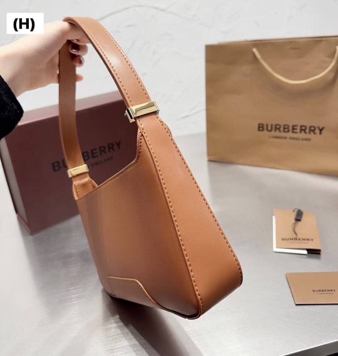 Burberry TB Shoulder Bag 9" 11" กระเป๋าสะพายไหล่ เรียบหรูดูแพงต้องยกให้รุ่นนี้เลยค่ะ งานหนังสวยเต็มใบ โลโก้อะไหล่ทองเงางาม สวยเป๊ะ จะถือหรือสะพายไหล่ก็ดูหรูหรามีระดับ