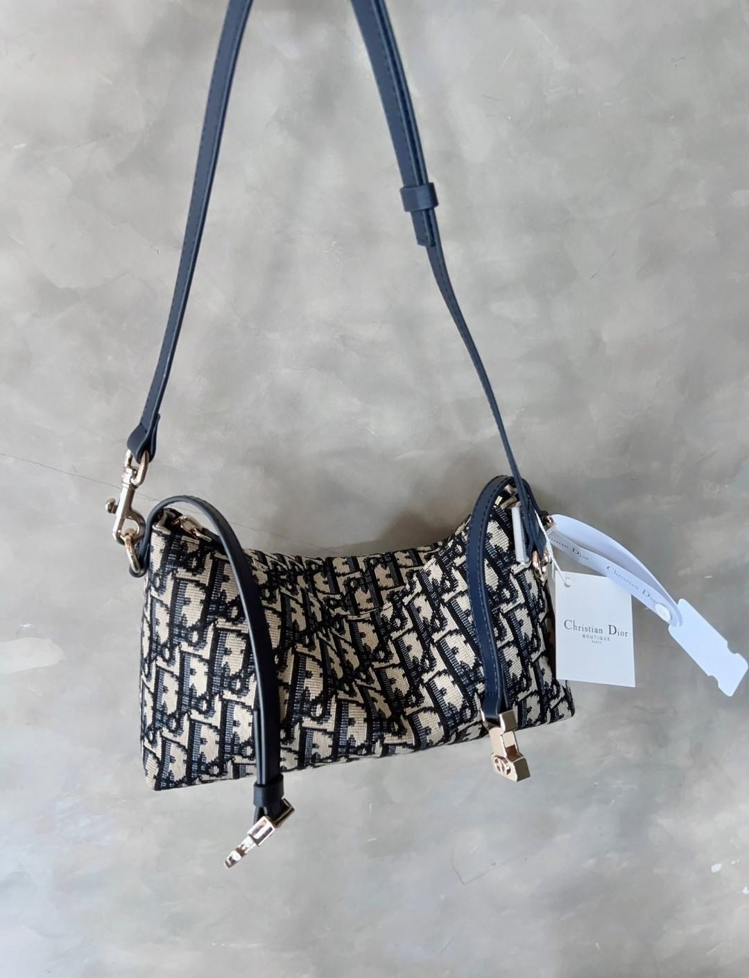 Medium DiorTravel Nomad Pouch Blue Dior Oblique Jacquard / DIOR AMBER MEDIUM BUCKET BAG กระเป๋าถือทรงพอช หรูหรามีสไตส์เป็นเอกลักษณ์