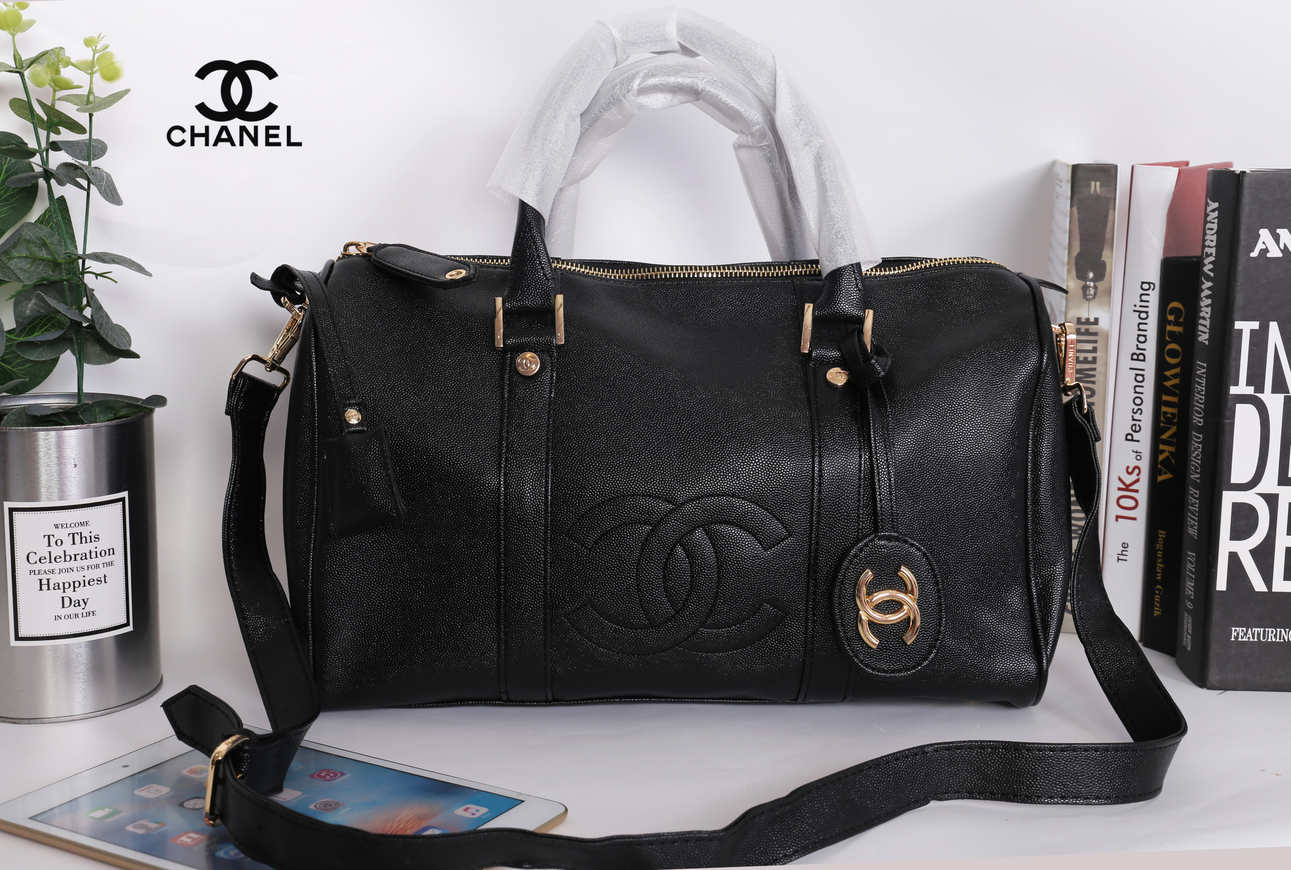 CHANEL Caviar Small Travel bag / CHANEL CAVIAR LARGE HANDBAG / chanel travel bag กระเป๋าเดินทางขนาดพอเหมาะ อะไหล่ทอง วัสดุหนังลายคาร์เวียร์ สวยหรูน่าใช้ น้ำหนักเบา มาพร้อมแท็กหนังแบรนด์อะไหล่ทอง และแท็กหนังใส่กุญแจ