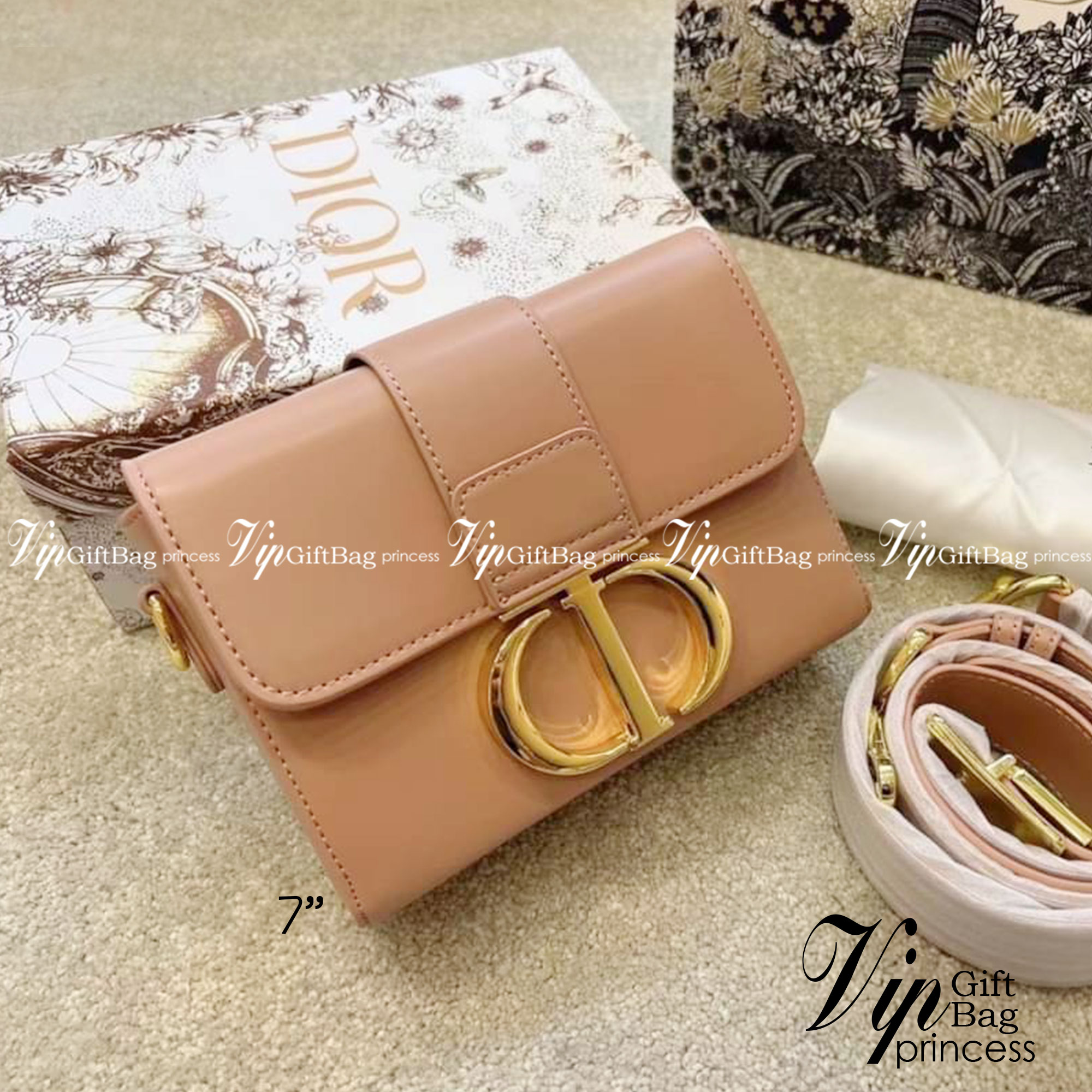 Dior 30 Montaigne Box Bag 7" / DIOR MINI BAG กระเป๋าสะพายดิออร์ เอกลักษณ์ของความหรู ไซส์มินิทรงสี่เหลี่ยมหนังเรียบสวยหรูอยู่ทรงเปิดปิดด้วยฝาปิดโลโก้แบรนด์อะไหล่ทอง ภายในโล่งมีโลโก้สามารถใส่มือถือของใช้จุกจิกได้ สายสะพายหนังยาวถอดได้ปรับระดับได้ สามาร