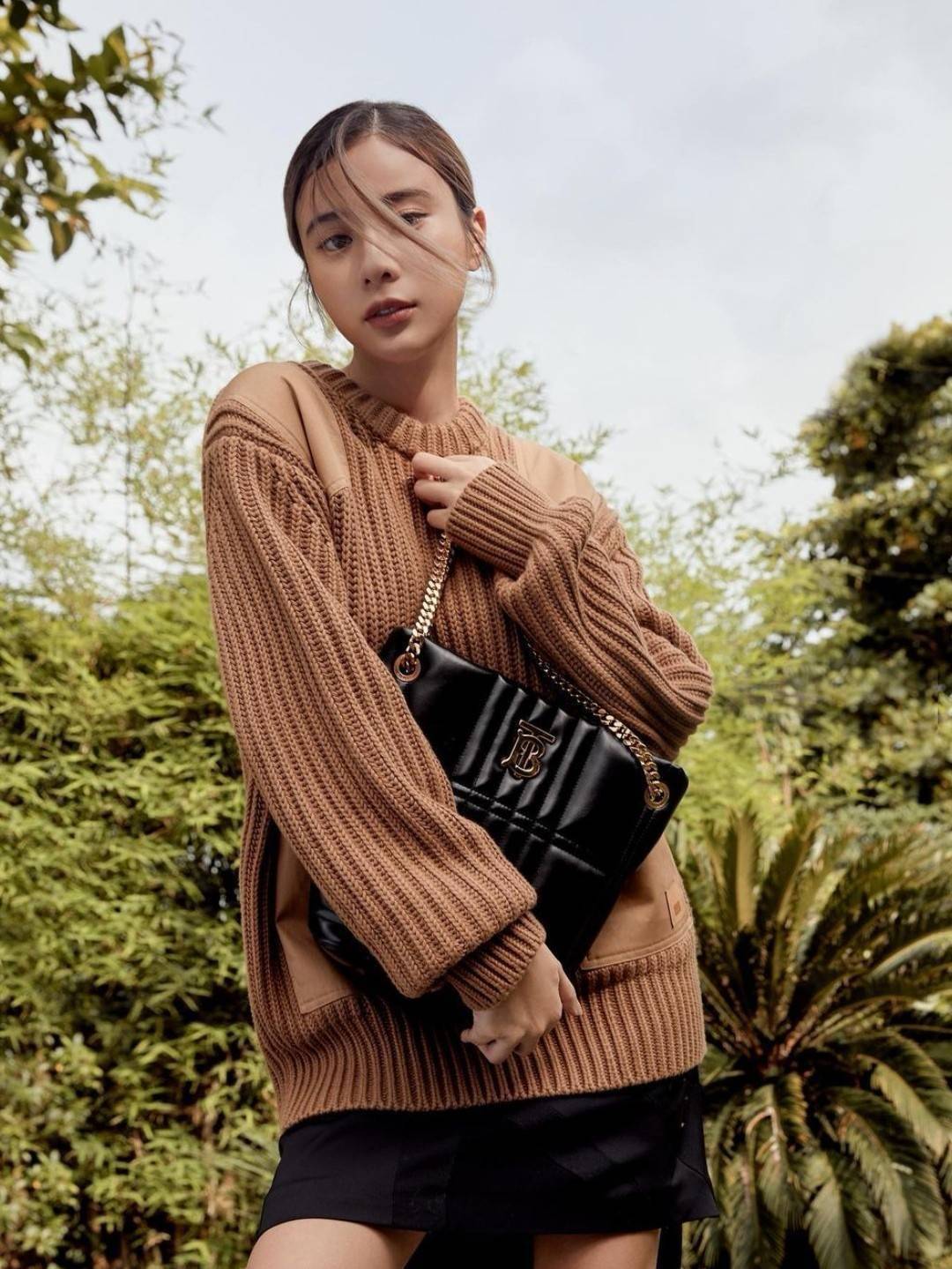 BURBERRY FRAGRANCES LAMBSKIN BAG VIP หนังแท้ Lambskin นิ่มสวยหรูดูดี ภายในโล่งกว้างใส่ของได้เยอะ มาพร้อมสายสะพายโซ่ทองสามารถซ้อนสายสั้นสะพายไหล่ได้หรือจะใช้สายยาว Crossbody ก็ดูดีมาพร้อมกล่องแบรนด์ Original Package อีกรุ่นหายากที่น่าใช้น่าสะสม Rare items 