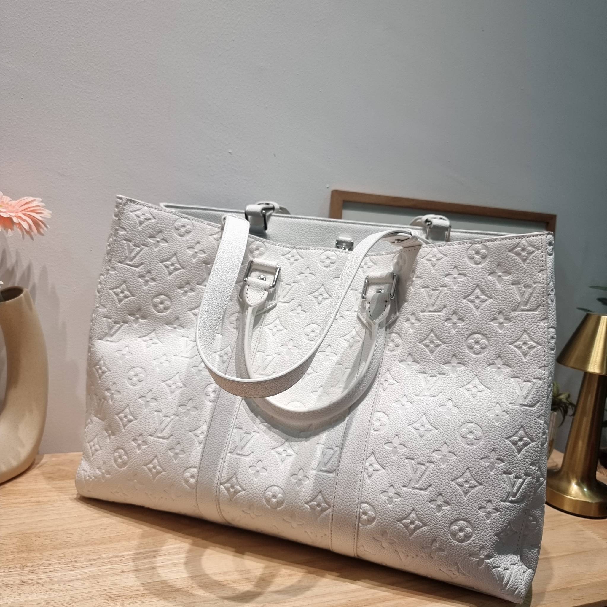 LV x YK Sac Plat 24H Bag Taurillon Monogram / LV × YK SAC CARRYALL TOTE ใหม่รับ summer สดใสฉีกทุกกฏ เพราะใช้ได้แบบยูนิเซ็กส์ กับกระเป๋าเดินทางมาในรูปแบบของทรงโท้ท ใบใหญ่ จุได้แบบจุกๆ ดีไซน์ลวดลายโดดเด่น