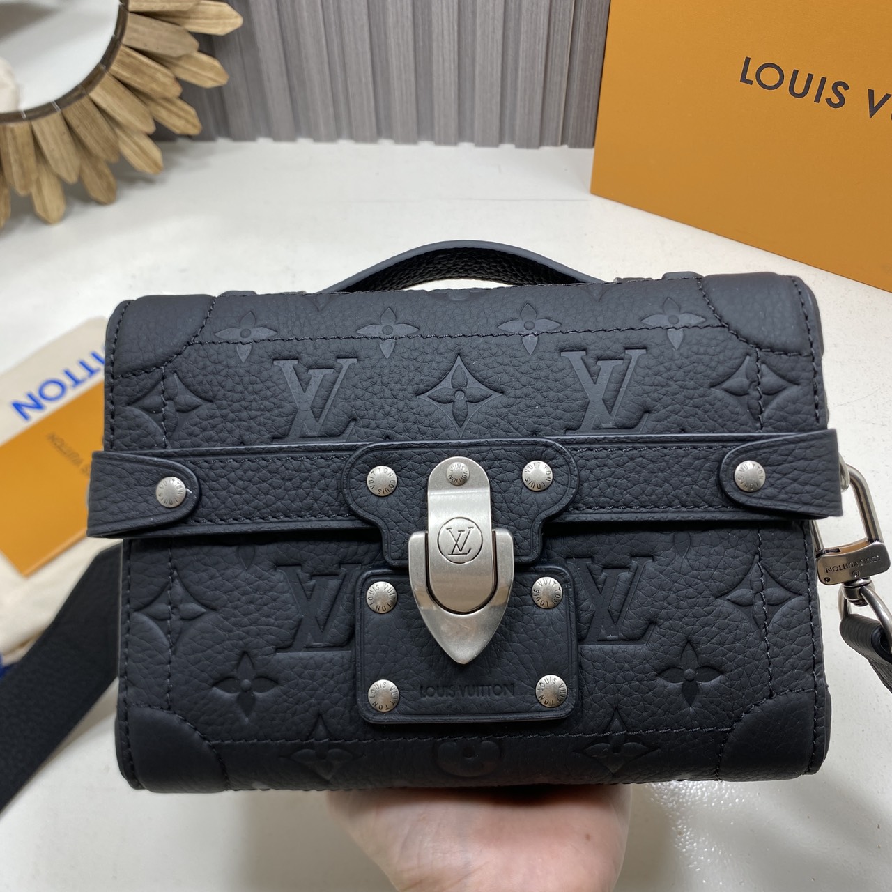 TOP ORI หนังแท้ | LV Soul Trunk Bag Taurillon leather with Monogram pattern กระเป๋าสะพายทรงทรังค์ ครอสบอดี้ขนาดกะทัดรัด หนังแท้เนื้อนุ่มประทับลาย Monogram หรูหราเป็นเอกลักษณ์ เสริมมุมโดดเด่นดีเทลหนังประณีต