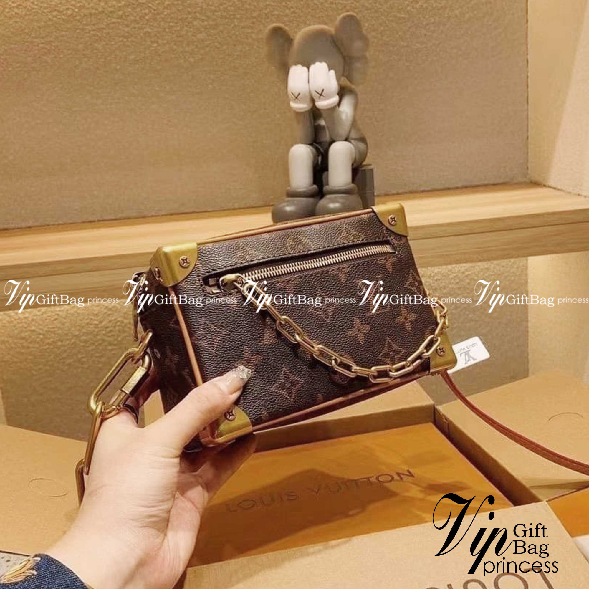 LV Mini Soft Trunk in Monogram Legacy กระเป๋าสะพายทรงกล่อง ไซส์มินิ สวย เท่ห์ รุ่นหายากมากกก วัสดุหนังแคนวาส ดีไซน์ทุกอย่างได้ลงตัว หรูหรา พกเป็นคลัทช์ออกงานก็ดูแพง สะพายข้างก็ดูอัพลุค ได้ทุกสไตล์ รุ่นนี้เป็น unisex ด้วยน้า ใช้ได้ทั้งหนุ่มๆและสาวๆไปเลย ภา