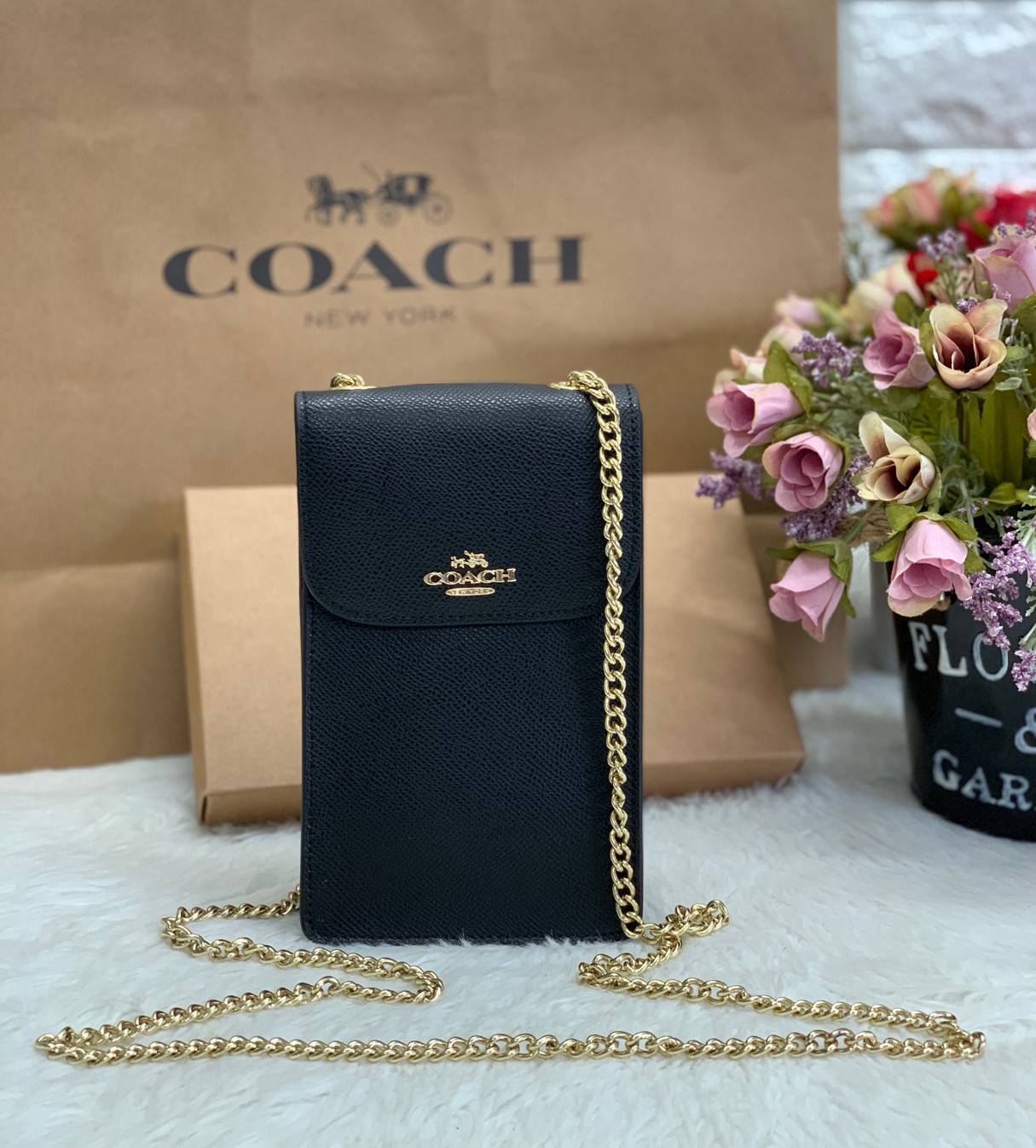 COACH PHONE CASE CROSSBODY BAG ((73486//76988//76357//39955//91046)) COACH NORTH/SOUTH CROSSBODY IN SIGNATURE CANVAS กระเป๋าใส่โทรศัพท์รุ่นนี้ มีความโดดเด่นทั้งดีไซน์และคุณสมบัติในการใช้งาน ด้วยลวดลายที่มีซิกเนเจอร์เป็นเอกลักษณ์แล้ว ด้านหลังยังมีช่องใส่กา