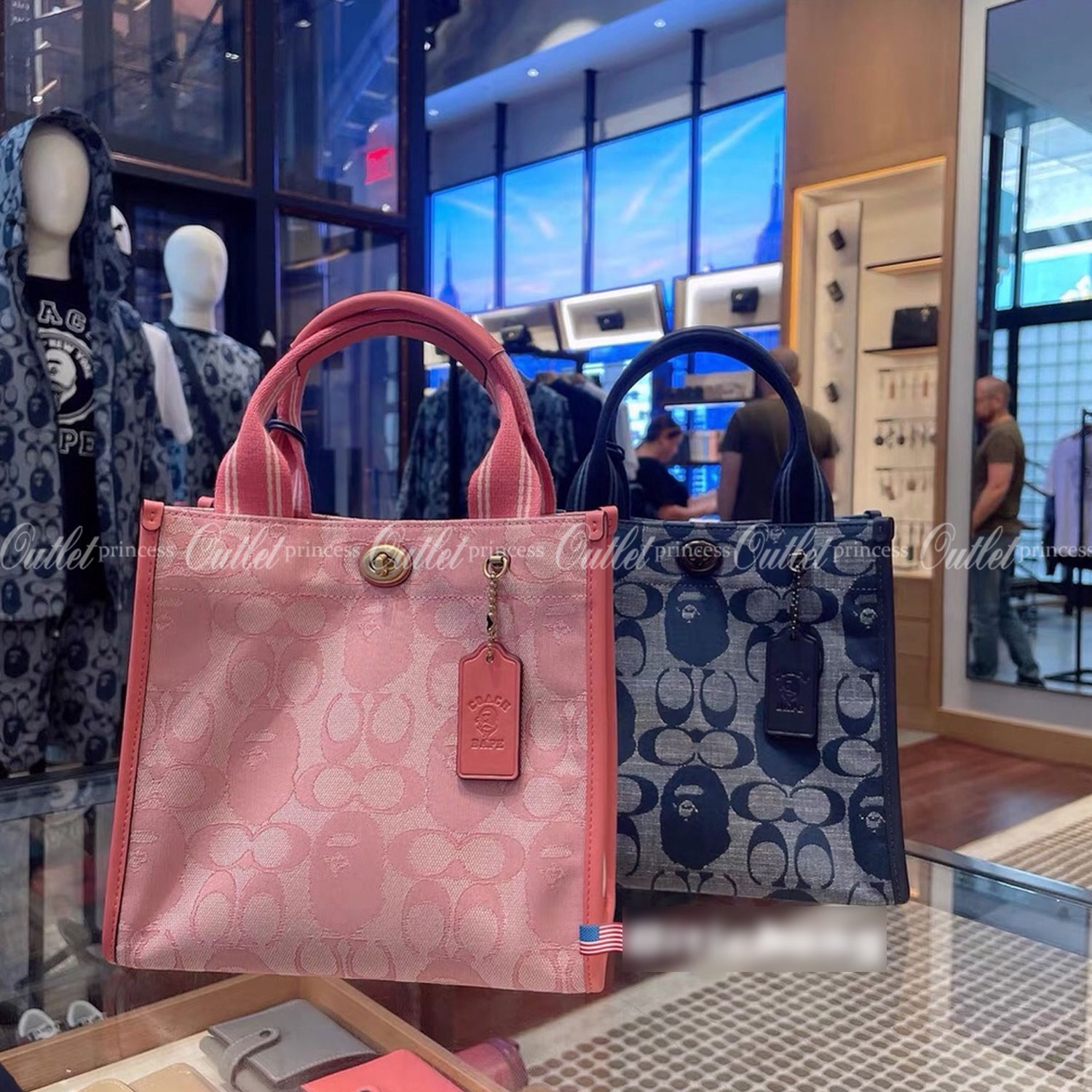 Coach Bape X Coach Tote 22 In Signature Jacquard กระเป๋าถือและครอสบอดี้โท้ทมินิไซส์ รุ่นใหม่สุดฮอต!! ใบจริงคือน่ารักม้ากกกก!! สวยอยู่ทรง มี 2 สี น่ารักน่าใช้ วัสดุหนังแคนวาส มาพร้อมหูจับในตัวและสายสะพายข้าง ถอดออกหิ้วเก๋ๆก็ได้ หรือสะพายถ่ายรูปชิคๆก็ดูดี ล