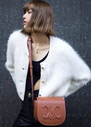 VIP 】CELINE FOLCO CUIR TRIOMPHE in Smooth Calfskin ใหม่ล่าสุดของแบรนด์CELINE ให้ลุคชิคแอนด์ชิล (GWP) พรีเมี่ยมกิ๊ฟ Limited Edition จาก CELINE PERFUME DUTY FREE COUNTER วัสดุหนังแท้ (Calfskin) ขนาดกระทัดรัด น้ำหนักเบา โดดเด่นด้วยดีไซน์โลโก้แบรนด์ที่ด้านหน้