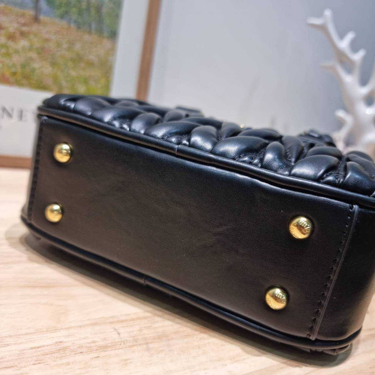 MIU MIU ARCADIE METELASSE MINI LEATHER BAG กระเป๋าถือ/สะพายสุดชิค ที่ไม่มีตอนนี้คือพลาด ดีไซน์เพิ่มดีเทล ด้วยการเดินด้ายเป็นเอกลักษณ์ สวยดูแพง