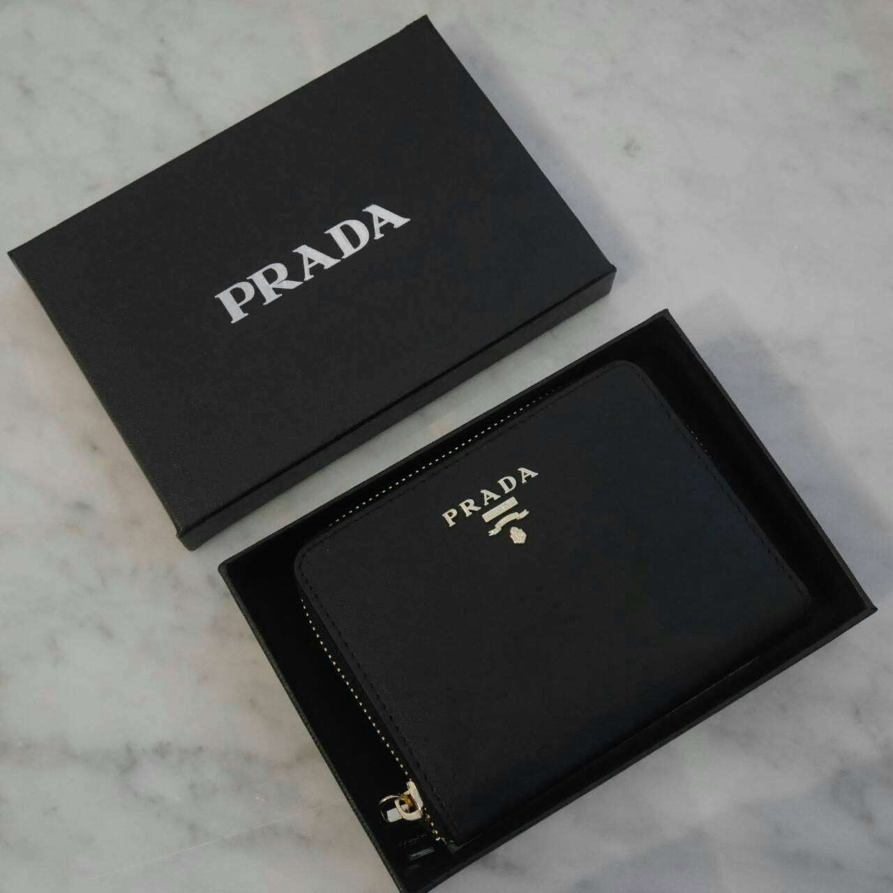 New Item! รุ่นที่รอคอยสำหรับสาวๆที่ชอบ กปต.สั้น ก็มาแล้วค้า กับ Prada Short Saffiano wallet กระเป๋าสตางค์สั้น ขนาดกะทัดรัด เปิดปิดด้วยซิป อะไหล่ทอง ปั้มแบรนด์ ทั้งใบ **จุดเด่น มีช่องใส่รูปถ่าย ใส่บัตรได้หลายช่อง ด้านในมีช่องซิปแยกอีก1ช่องค้า อีกหนึ่งไอเท็