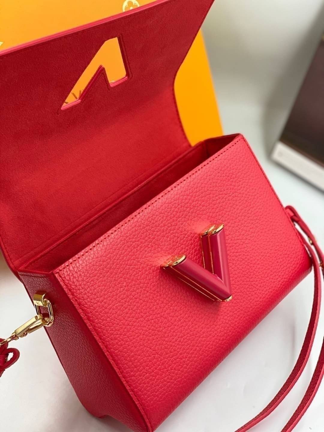 หนังแท้ LOUIS VUITTON Scrunchie Twist Bag พร้อมส่งที่ไทย เกรดออรินอลงานหนังแท้ทั้งใบ ภาพสินค้าถ่ายจากงานขายจริง ใช้งานต่างประเทศได้