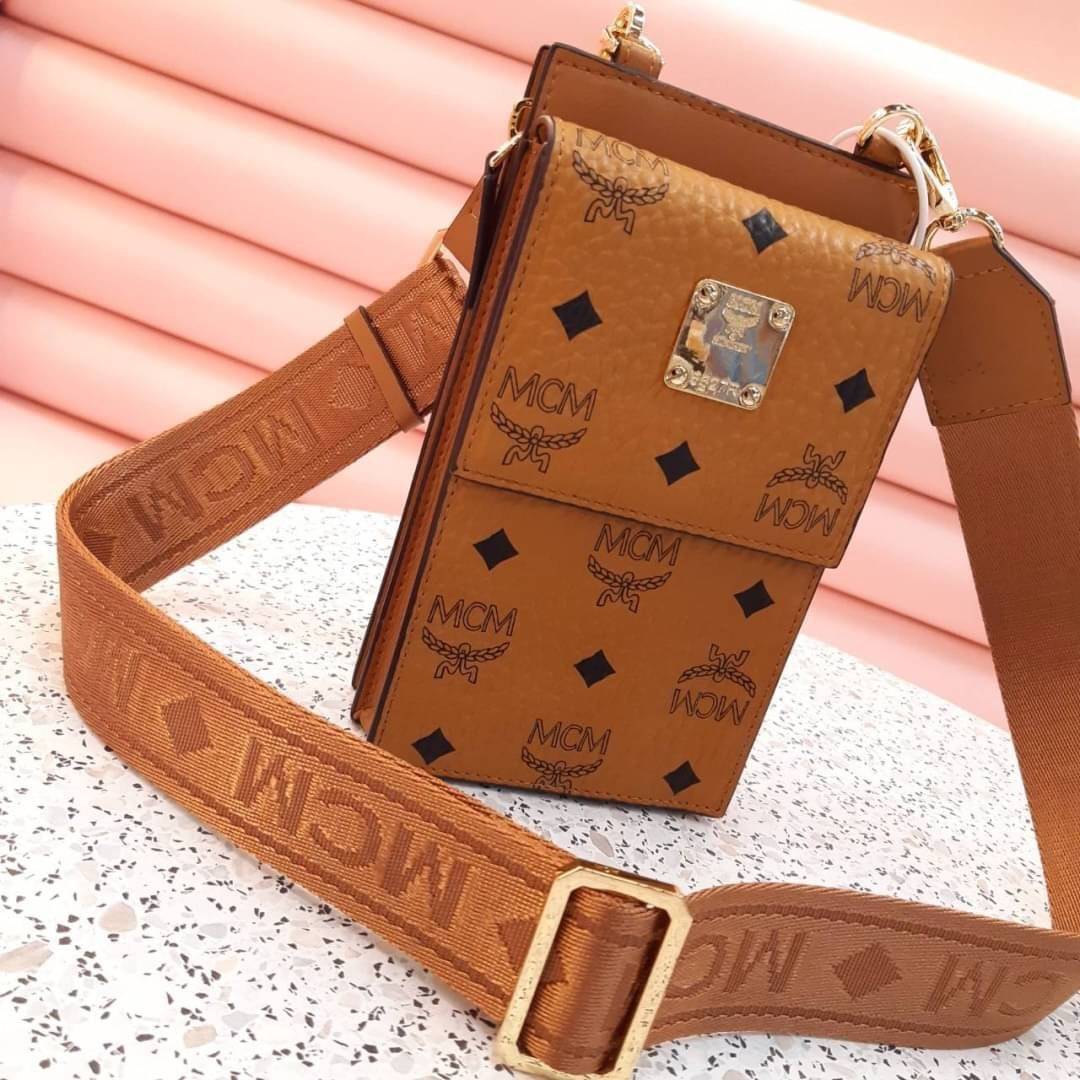 M.C.M CROSSBODY PHONE CASE กระเป๋าอะไรเอ่ยฮิตกันทั่วบ้านทั่วเมือง!!?? กระเป๋าใส่โทรศัพท์ไงจ้ะ!! เดินไปไหนใครก็ใช้ เพราะทุกคนต้องการความสะดวก ใบนี้ตอบโจทย์ไปเล้ย!!