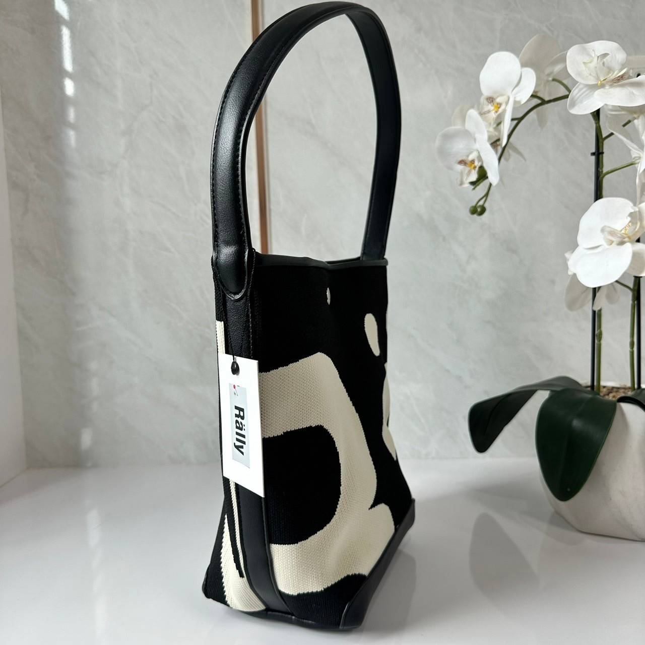 Rally movement the bag Knit Black เป็นไอเท็มที่ฮอตสุดๆแห่งปีจริงๆ กับกระเป๋าทรงบัคเก็ต น้ำหนักเบาๆ ฮอทติดลมบน จุของได้แบบหนำใจ ทอลายโลโก้ด้วยเทคนิค Sturdy Stretch Knit