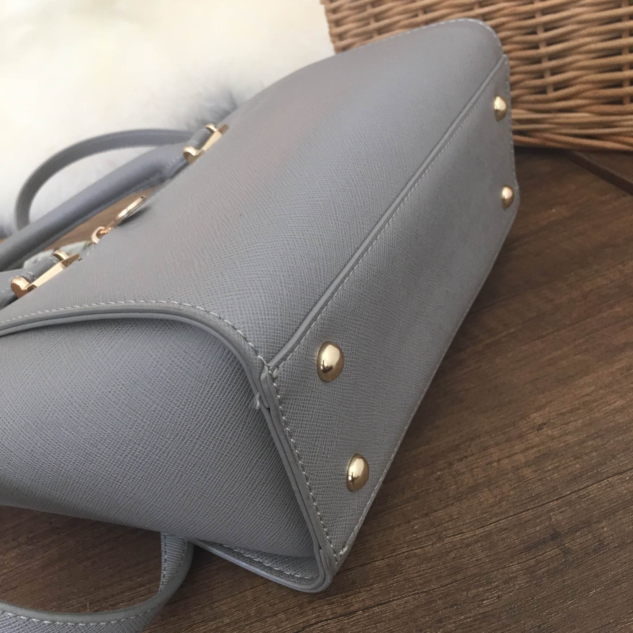 รุ่นใหม่ล่าสุด หนัง saffiano สวยมากๆค่า รุ่น KEEP Infinite office bag สวย น่ารัก ขนาดตอบทุกโจทย์การใช้งาน เห็นแล้ว หลงรักเลยคะ 🌲ตัวกระเป๋าขนาดกำลังดีหนังsaffiano ลายสวยที่สำคัญ ดูแลรักษาง่าย ประดับด้วยผ้าพันหูกระเป๋ารุ่นพิเศษ ทำให้กระเป๋าเก๋ ขึ้น 