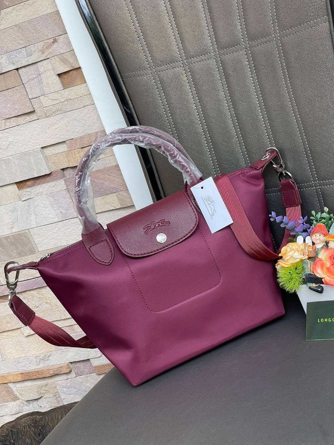 Longchamp Le Pliage Neo Size S มาพบกับกระเป๋ารุ่นยอดนิยม ที่สาวๆ ต้องมีไว้เก็บไว้สักใบ กระเป๋าโท้ทใบนี้ มาพร้อมกับสีที่มีสไตล์เรียบง่าย มีสายสะพายยาวช่วยให้คุณสามารถสะพายไหล่ได้อย่างสบาย ในขณะที่ที่ปิดแบบซิปช่วยให้คุณมั่นใจได้ว่าของด้านในมีความปลอดภัย Le 