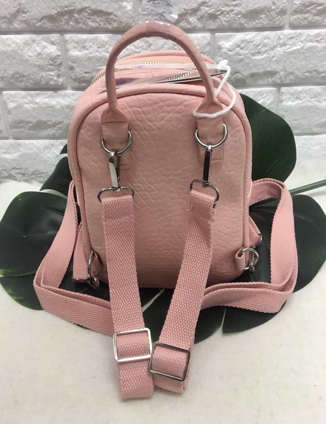 New !!! Adidas Mini Backpack Bag 2018 กระเป๋าทรง sport ขนาดน่ารัก ขึ้นลายสวย หนังนิ่ม ด้านหน้ามีช่องซิปหนึ่งช่อง ใส่ของจุกจิกได้เยอะ ช่องซิปหลักด้านในโล่ง ใส่ของจุ มีอีก 1 ช่องเล็กให้ใส่ของได้ รุ่นนี้มาพร้อมสายยาว2สาย ปรับรูปแบบการใช้งานได้หลากหลาย ถอดออก