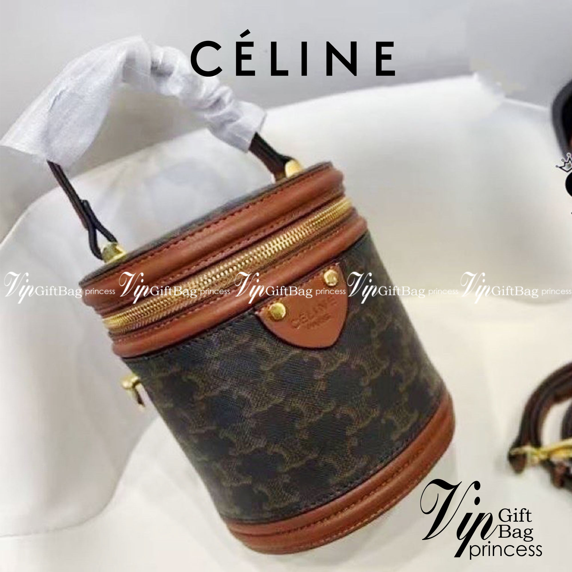 Celine Bucket Bag Canvas สำหรับ Collection กระเป๋าทรงบัคเก็ตสะดุดตาดีไซน์สวยงาม ซิปรอบหูจับแข็งแรง สะท้อนความวินเทจผสมผสานดีไซน์กระเป๋าที่ทันสมัย ตอบโจทย์สาวหัวสมัยใหม่ที่เบื่อ ลายแคนวาสสวยชัด การตัดเย็บประณีต มาพร้อมสายสะพายยาว อะไหล่สีทอง ใครมองหากระเป๋