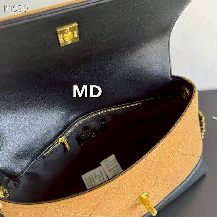 Chanel Flap Leather Suede Bag กระเป๋าสะพาย ดีไซน์ใหม่ คงความคลาสสิคและสวยหรู มีทั้งแบบงานหนังเต็มใบ/ทูโทน/และงานหนังกลับ สวยหรูหรา ภายในเป็นช่องโล่ง