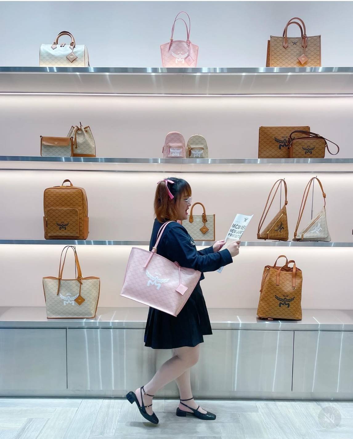 M.C.M MEDIUM HIMMEL SHOPPER IN LAURETOS กระเป๋าทรงโท้ทช้อปปิ้ง เรียบหรู คอลใหม่ พร้อมสีใหม่ ดีไซน์ละมุน น่าใช้มากๆ ก พิเศษสุดกับพวงหนังพร้อมห่วงกุญแจทึ่สามารถห้อยพวงกุญแจน่ารักๆได้