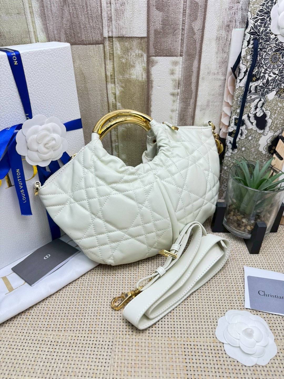 ORI หนังแท้ | DIOR Walk in Dior Purse White Macrocannage กระเป๋าสะพายทรงคลัชสุดลัคชู หรูหราเกินเรื่อง ดีไซน์ใหม่มาแรงมาก! โดดเด่นด้วยหูจับทรงโค้งสีทอง ดูแพงสุดๆ