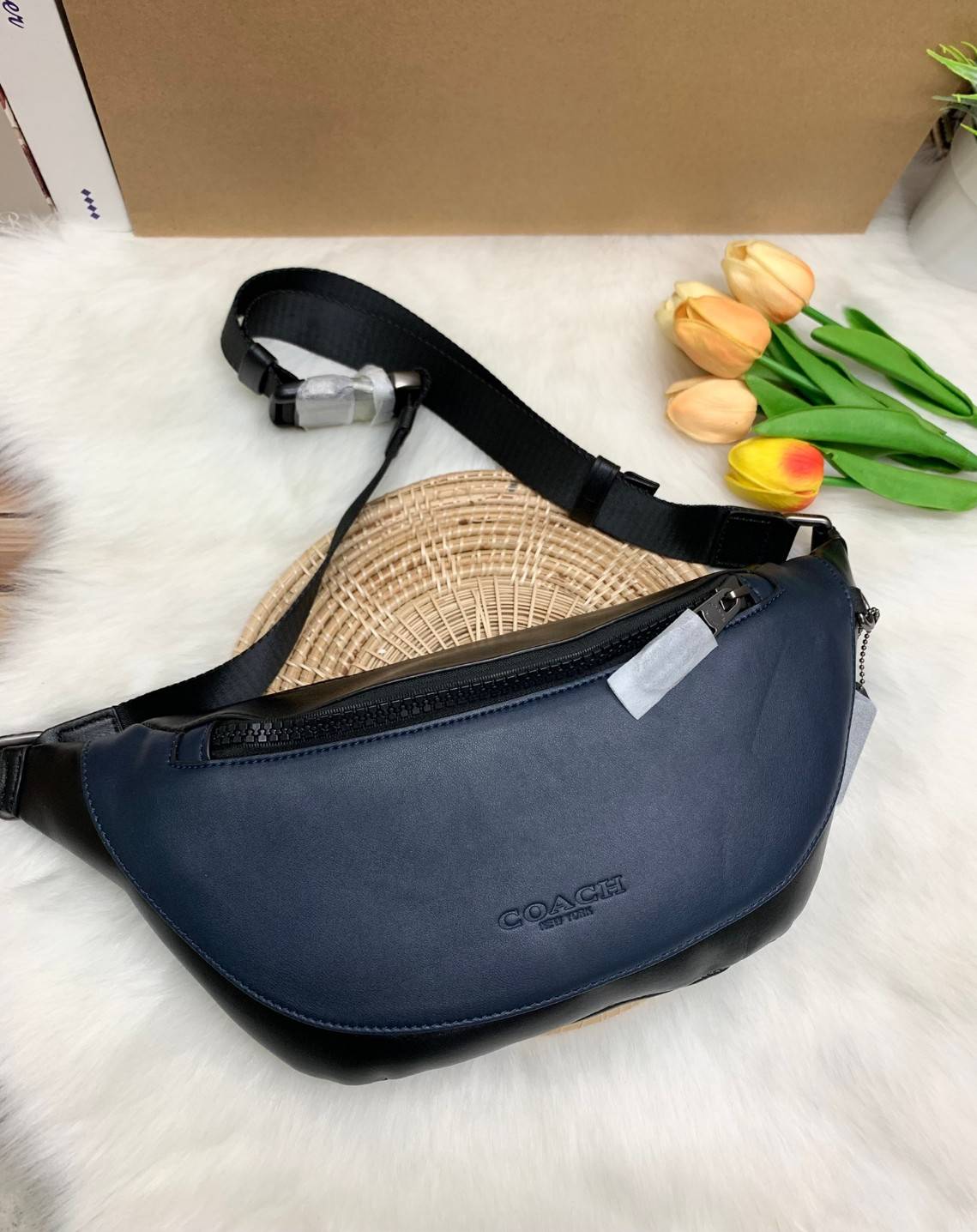 หนุ่มหล่อ//สาวหล่อ ทางนี้จ้าา สวยไม่แพ้คาดอกรุ่นอื่นๆเลยค่าา! COACH WARREN BELT BAG ใบใหญ่คะ! ((79149)) พร้อมส่ง นานๆทีจะมีสีนี้เข้ามาค่ะ! กระเป๋าคาดอกด้านหน้า//คาดไปทางด้านหลัง//หรือคาดเอวได้ ตามแต่ความถนัดได้เลยนะคะ หนังแท้ นิ่มสวย มีช่องซิปหลักให้2ช่อง