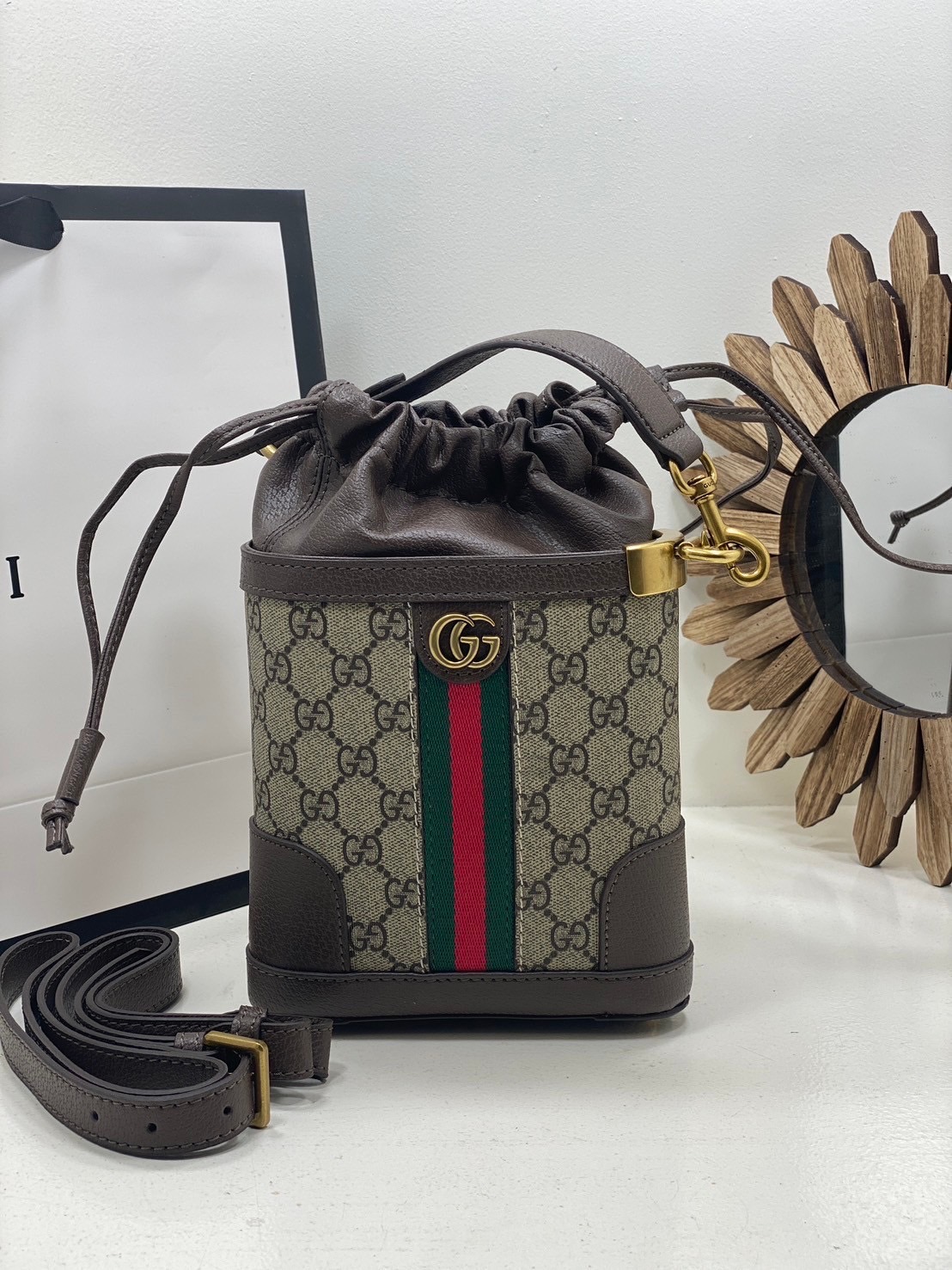 ORI หนังแท้ | GUCCI Ophidia GG Bucket Bag กระเป๋าสะพายทรงบัคเก็ตสามเหลี่ยม สุดไอโคนิค เพิ่มกิมมิกแต่งแถบอะไหล่สีทอง สวยหรูคลาสิกสุดๆ เป็นรุ่นหายาก ของมาจำกัด อย่าพลาดเชียวน้า