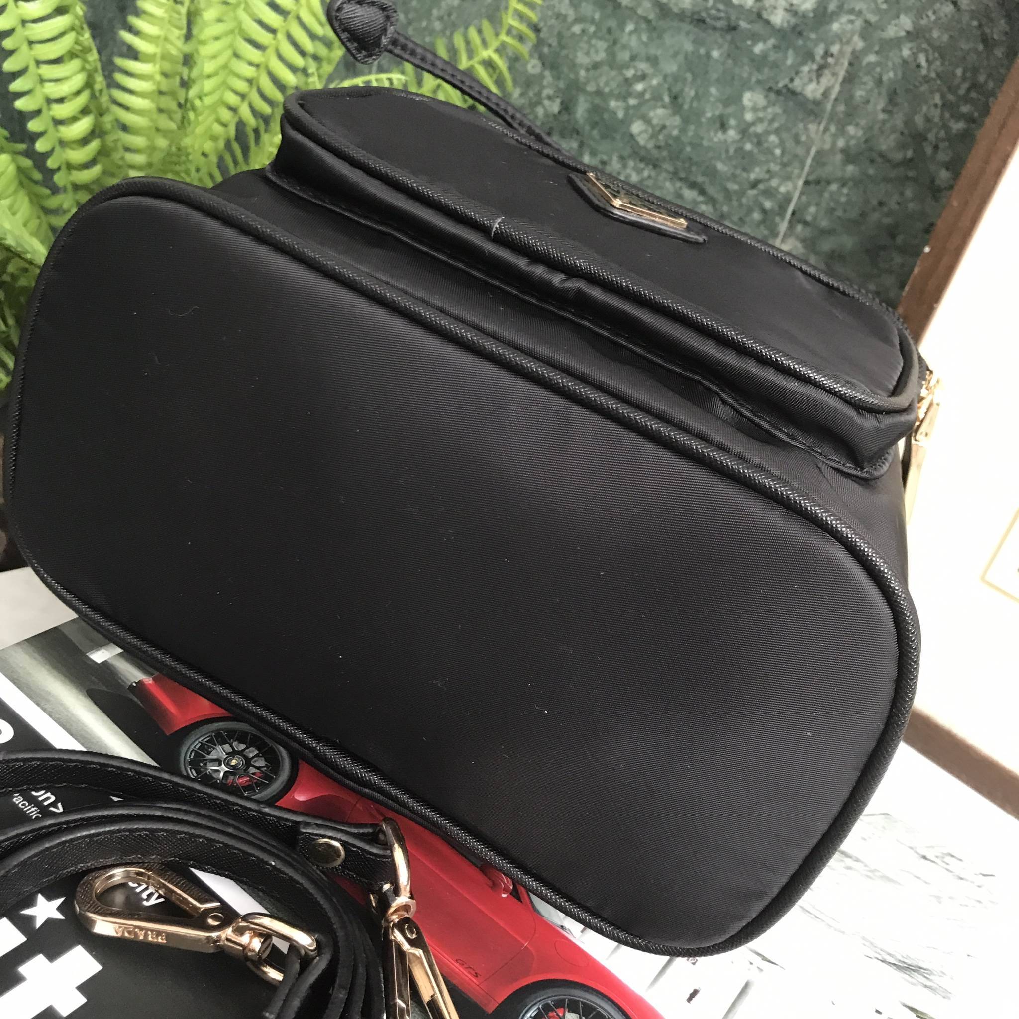 ใครๆก็หลงรัก **ทรงขนมจีบ 🐰 งานพรีเมี่ยมกิ้ฟ จากเคาเตอร์ต่างประเทศ จากแบรนด์ PRADA ค่า เป็นกระเป๋าผ้า nylon silk เนื้อหนาซับในอย่างดี จุดเด่นคือ กระเป๋าสามารถ ปรับ ได้ 2 ทรงคือ ผูกเชือกกระเป๋า หรือ ดึงเชือกปรับเป็นสายไว้หิ้วได้ด้วยคะ น้ำหนักเบา ถือ