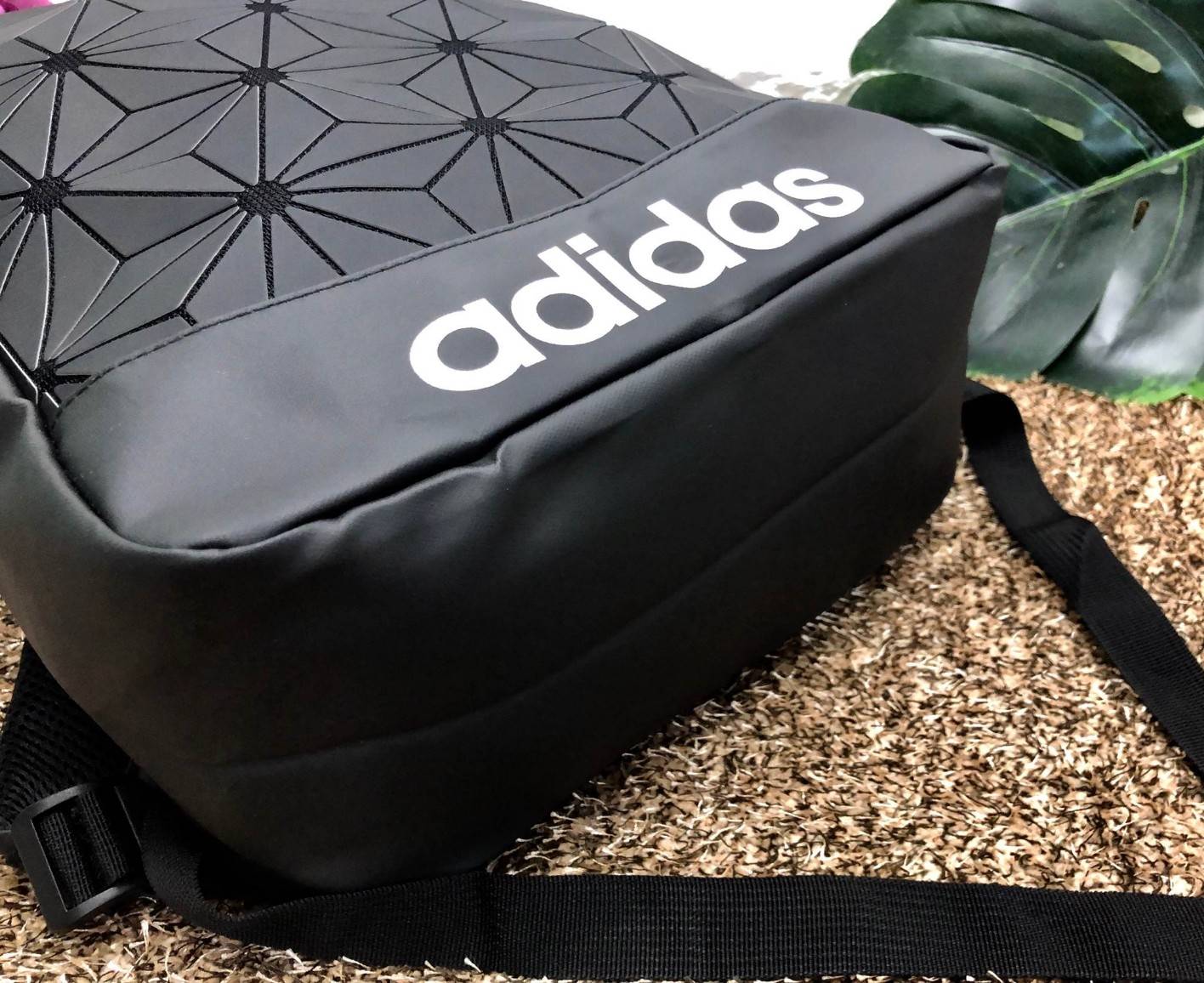 Adidas Originals 3D Backpack Restock! กระเป๋าเป้รุ่นหายากดีไซน์สุดฮิตสไตล์ ISSEY MIYAKE ใช้ได้ทั้งชายหญิง ขนาดกำลังดี น้ำหนักเบา ด้านหน้าประดับโลโก้แบรนด์ เปิดปิดด้วยซิปปั้มแบรนด์สะดวกใช้ หูจับถนัดมือ สายสะพายยาวเลื่อนปรับได้ Freesize ภายในมีโลโก้และช่องซ