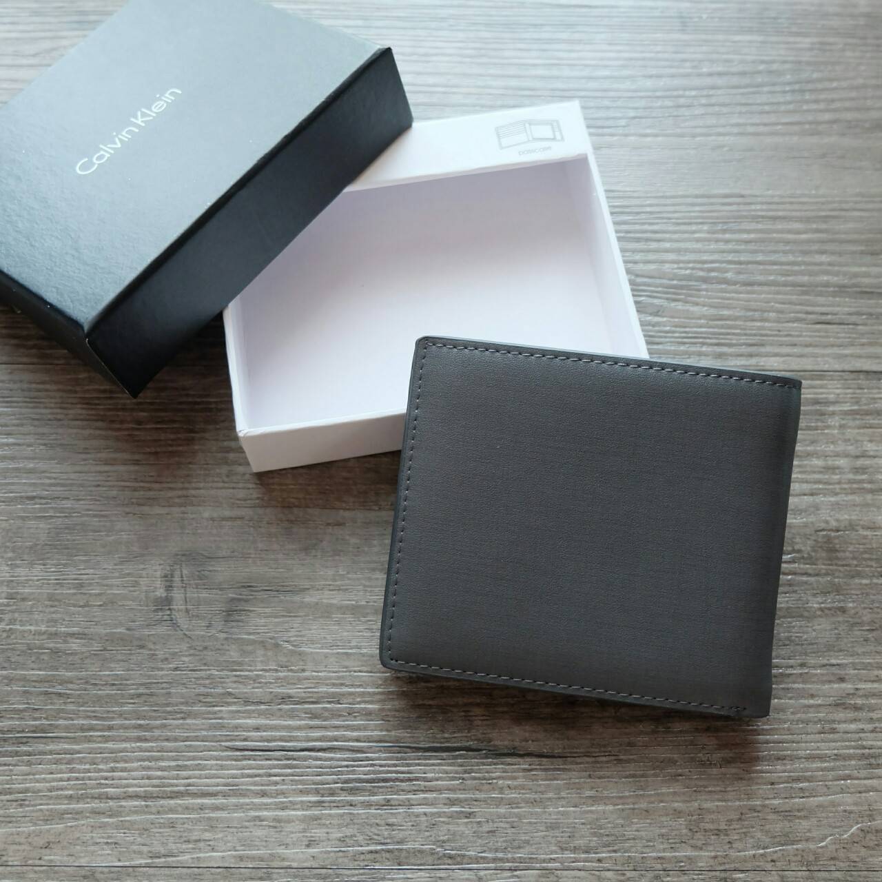 Calvin Klein Short Wallet กระเป๋าสตางค์ใบสั้น ด้านหน้าตกแต่งด้วยโลหะเงิน ปั๊มแบรนด์ จะมอบเป็นของขวัญหรือใช้เองก็แนะนำค่ะ