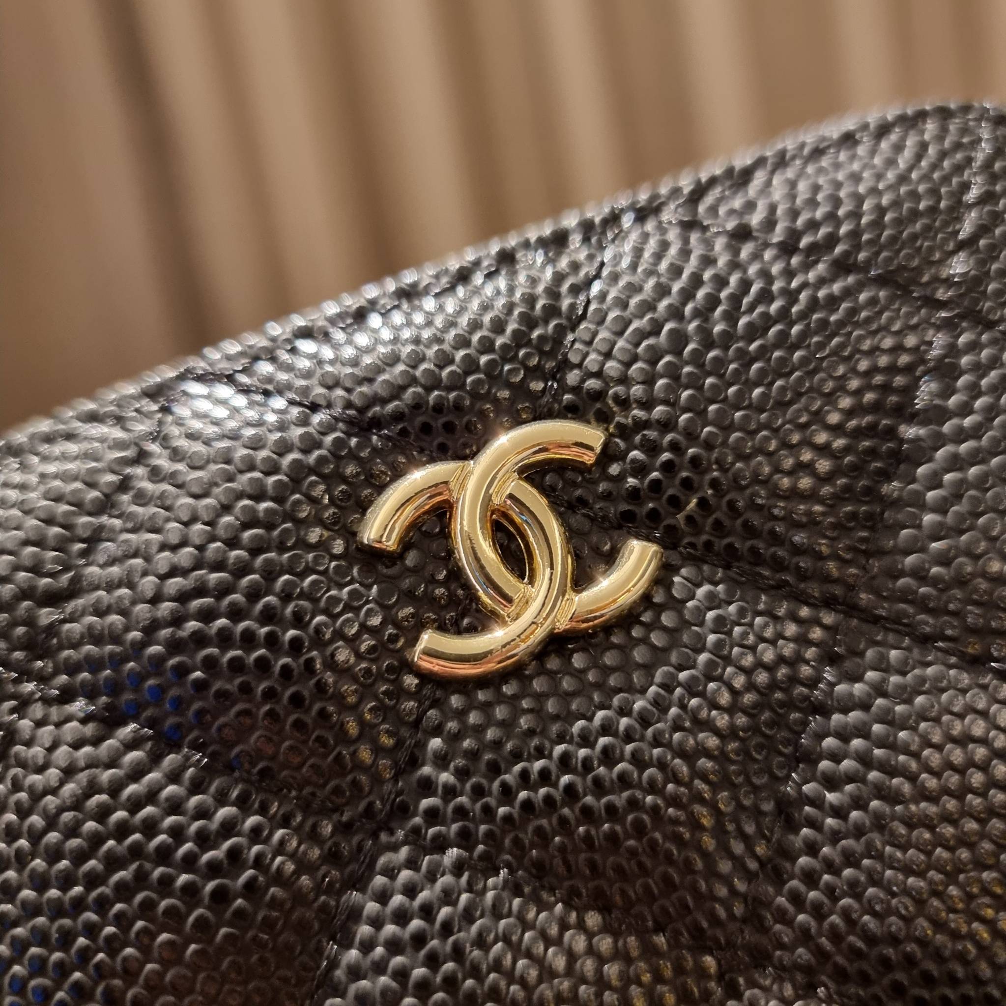 กระเป๋าสตางค์ใบสั้นรุ่นซิปรอบ จาก Chanel เรียบหรู ดูไฮน์ วัสดุหนังสังเคราะห์ลายคาร์เวีย ด้านในเป็นหนังซาฟเฟียโน่ เปิด-ปิดด้วยซิป รูดใช้งานง่าย ภายในกระเป๋ามีช่องใส่บัตร ใส่ธนบัตรได้ (แบบพับ) ดีไซน์เรียบหรูตามสไตล์ ใช้แล้วเฮง ใช้แล้วรวย จัดเลยจ้าา 🥰