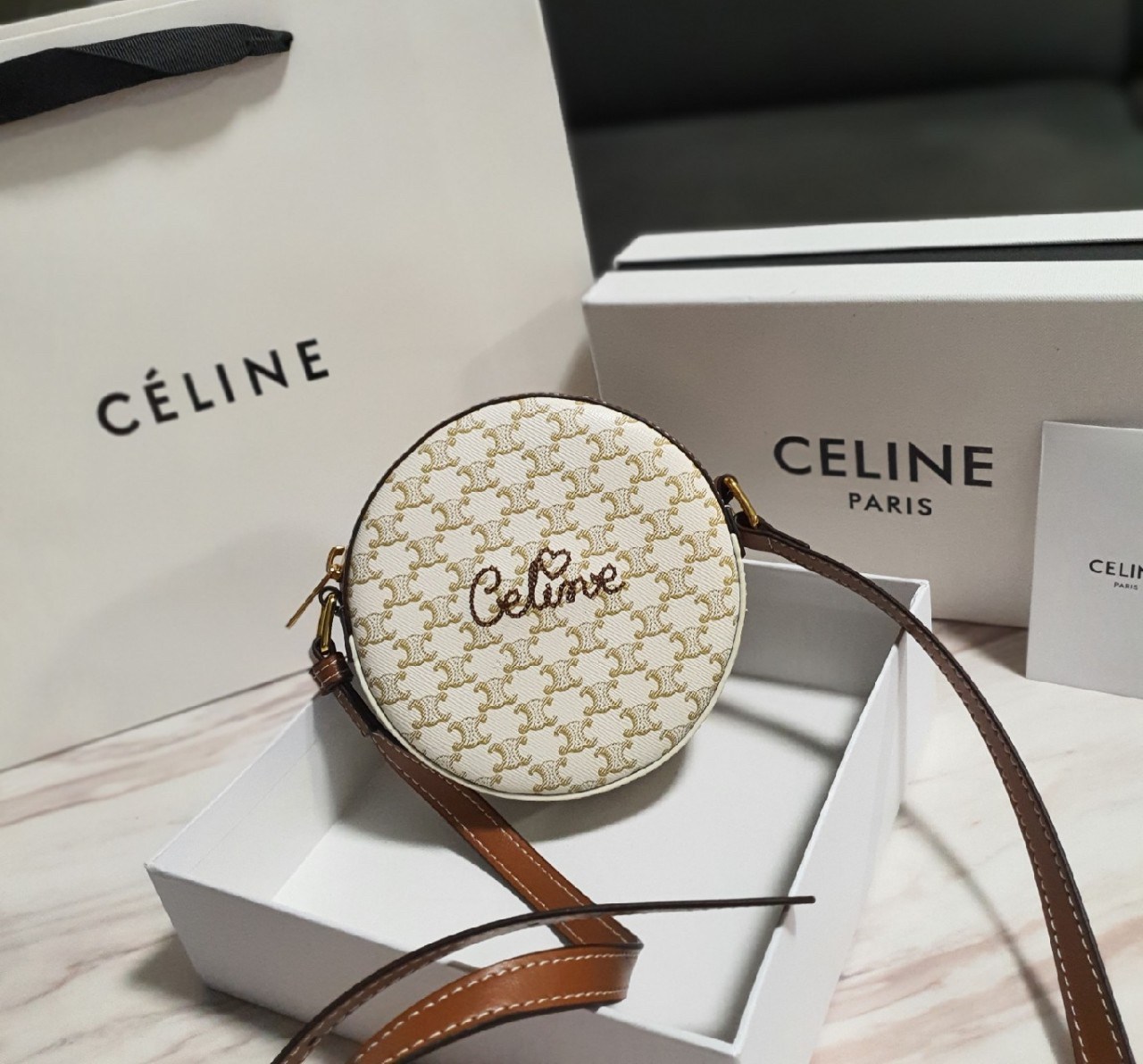 CELINE CROSSBODY BAG VIP GIFT WITH PURCHASE (GWP) พรีเมี่ยมกิ๊ฟ Limited Edition จาก PERFUME DUTYFREE COUNTER กระเป๋าทรงครอสบอดี้ ใบกลมเล็กน่ารัก วัสดุหนังทั้งใบ ตกแต่งด้วยโลโก้แบรนด์ปักเลื่อมด้านหน้า ด้านในเปิดปิดด้วยซิป มีช่องใส่ของจุกจิก ใส่ iphone(เล็ก