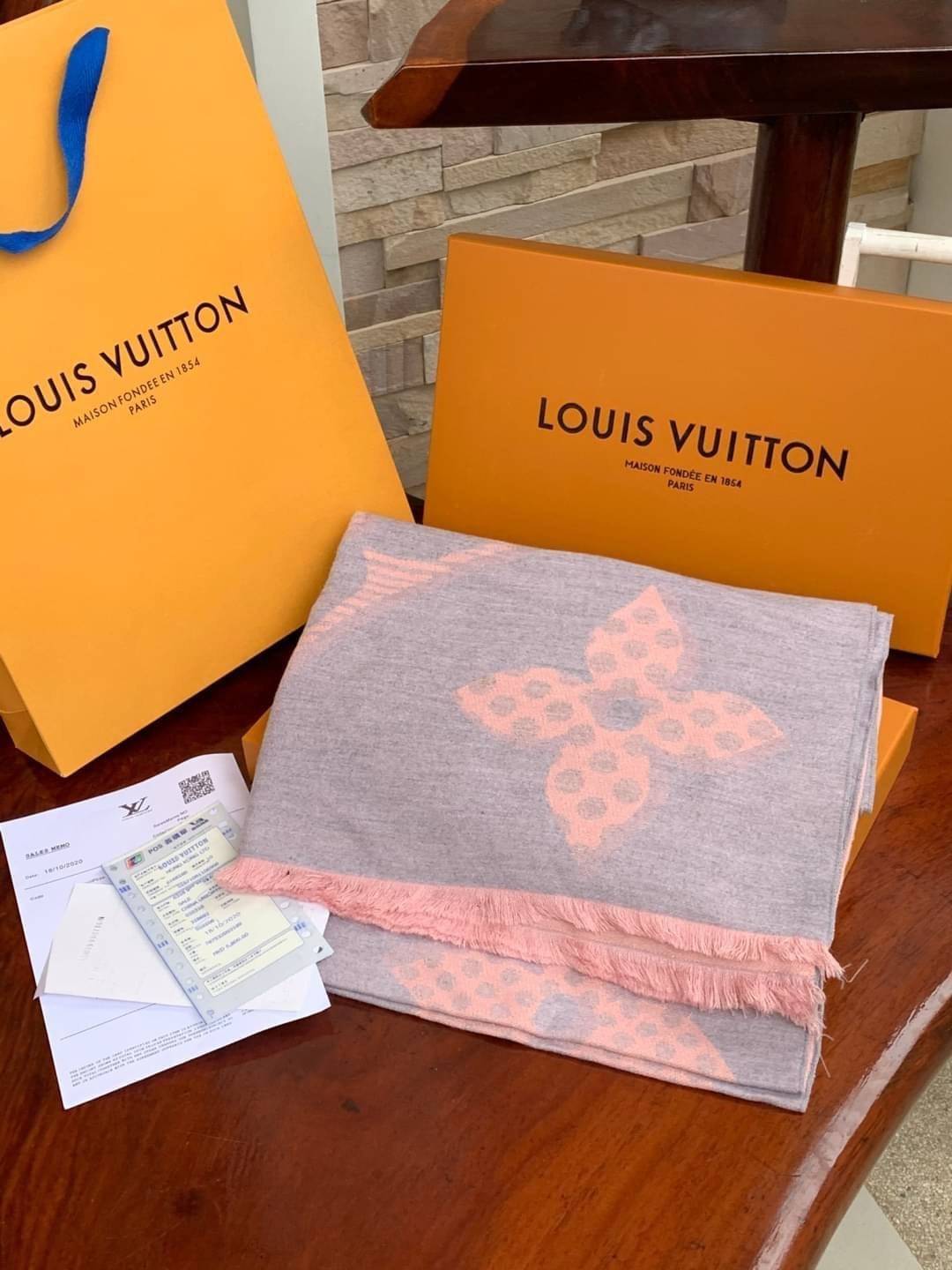 Louis Vuitton Women’s Scarves Accessories อีกหนึ่งแบรนด์ดังจากปารีส ด้วยงานพรีเมี่ยมกิ้ฟ ส่งมอบความรู้สึกดีๆให้กับคนที่คุณรัก ในรูปแบบผ้าพันคอและผ้าคุมไหล่ผืนใหญ่ให้ความอบอุ่น ถักทอด้วยผ้าcashmere ผ้าเนื้อดี สัมผัสนุ่มมือ ทอลายในตัว สีและลายคมชัด เหมาะสำห